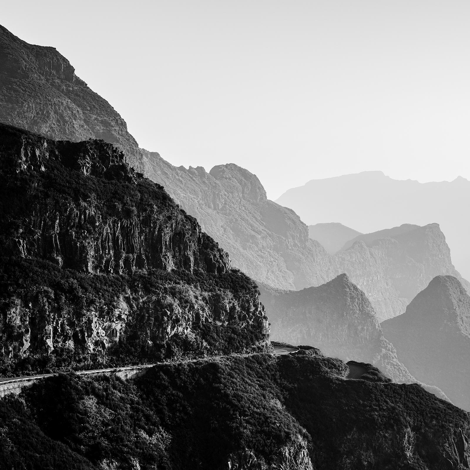 Madeira Peaks, Morgenlicht, Schwarz-Weiß-Fotografie, Landschaft in limitierter Auflage im Angebot 3