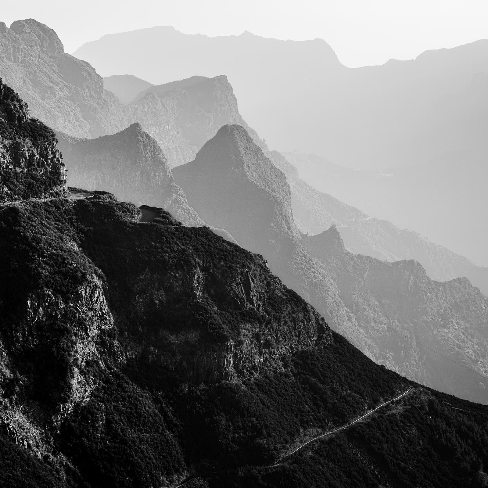 Madeira Peaks, Morgenlicht, Schwarz-Weiß-Fotografie, Landschaft in limitierter Auflage im Angebot 4