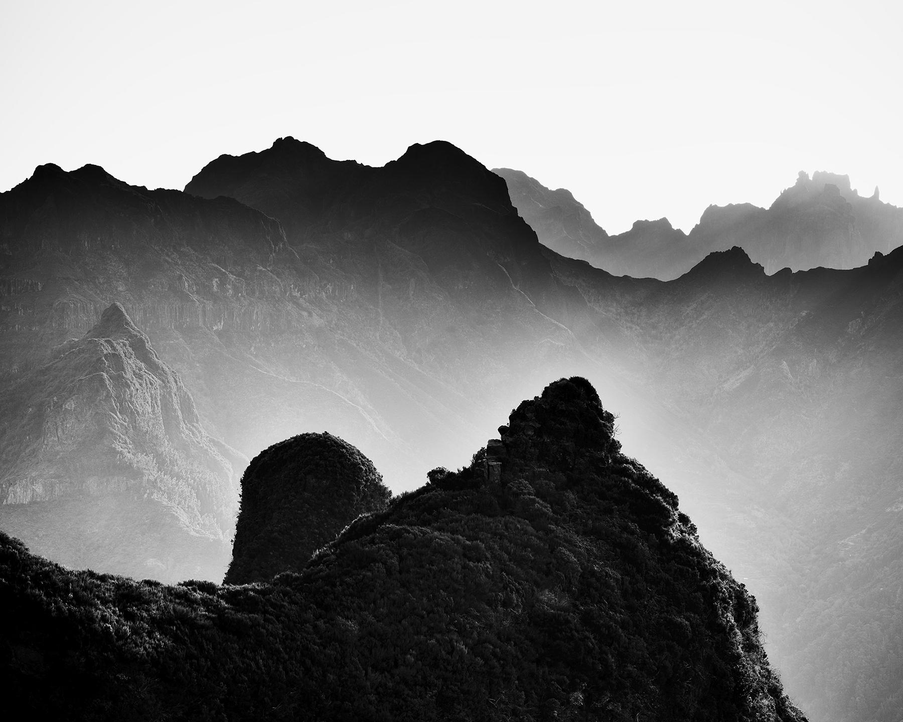 Gerald Berghammer Black and White Photograph – Madeira Peaks, Sonnenaufgang, Schattengebirge, Schwarz-Weiß-Fotografie, Landschaft