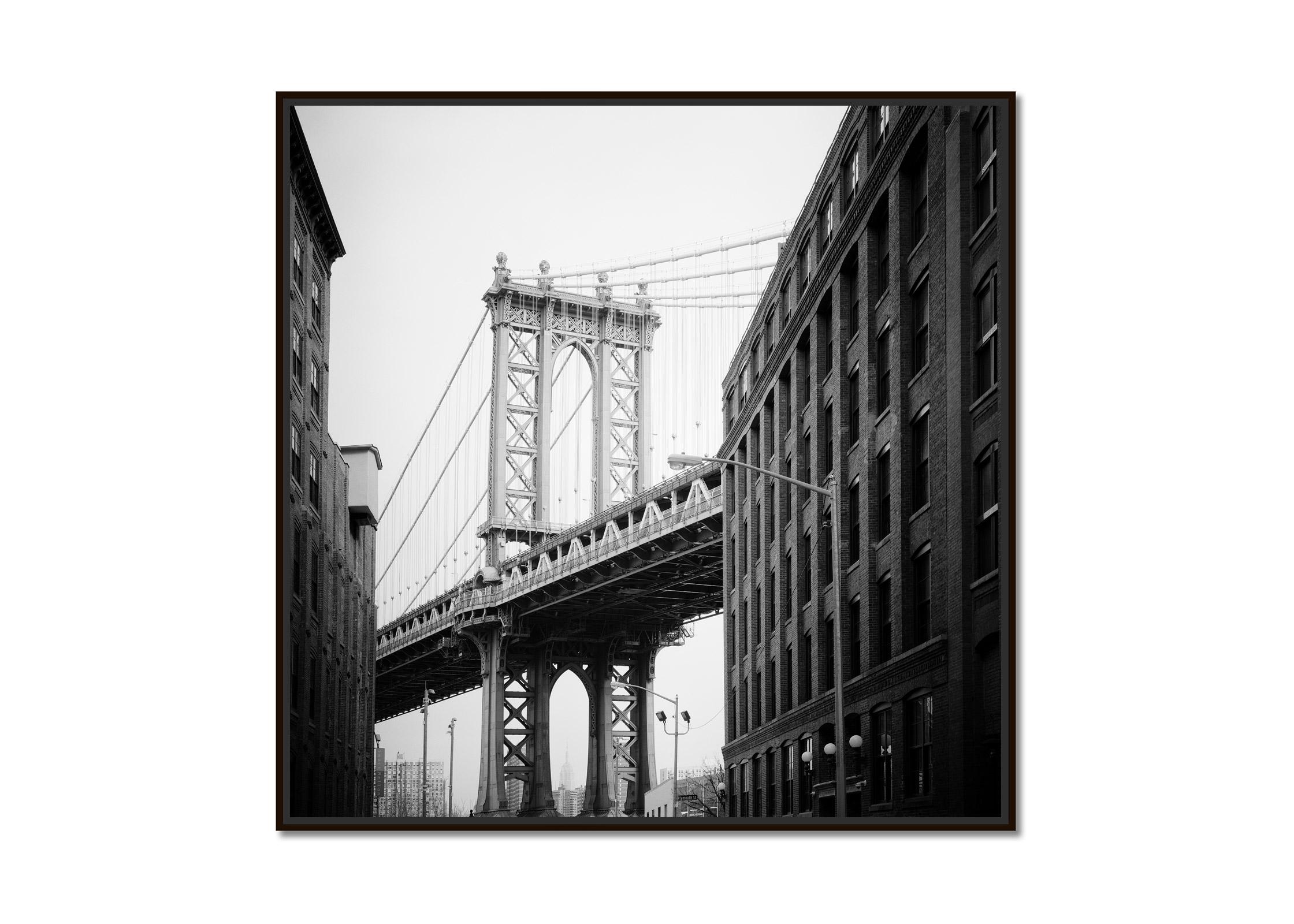 Manhattan Bridge Dumbo Brooklyn New York City B&W cityscape Photography Print - Noir Landscape Photograph par Gerald Berghammer