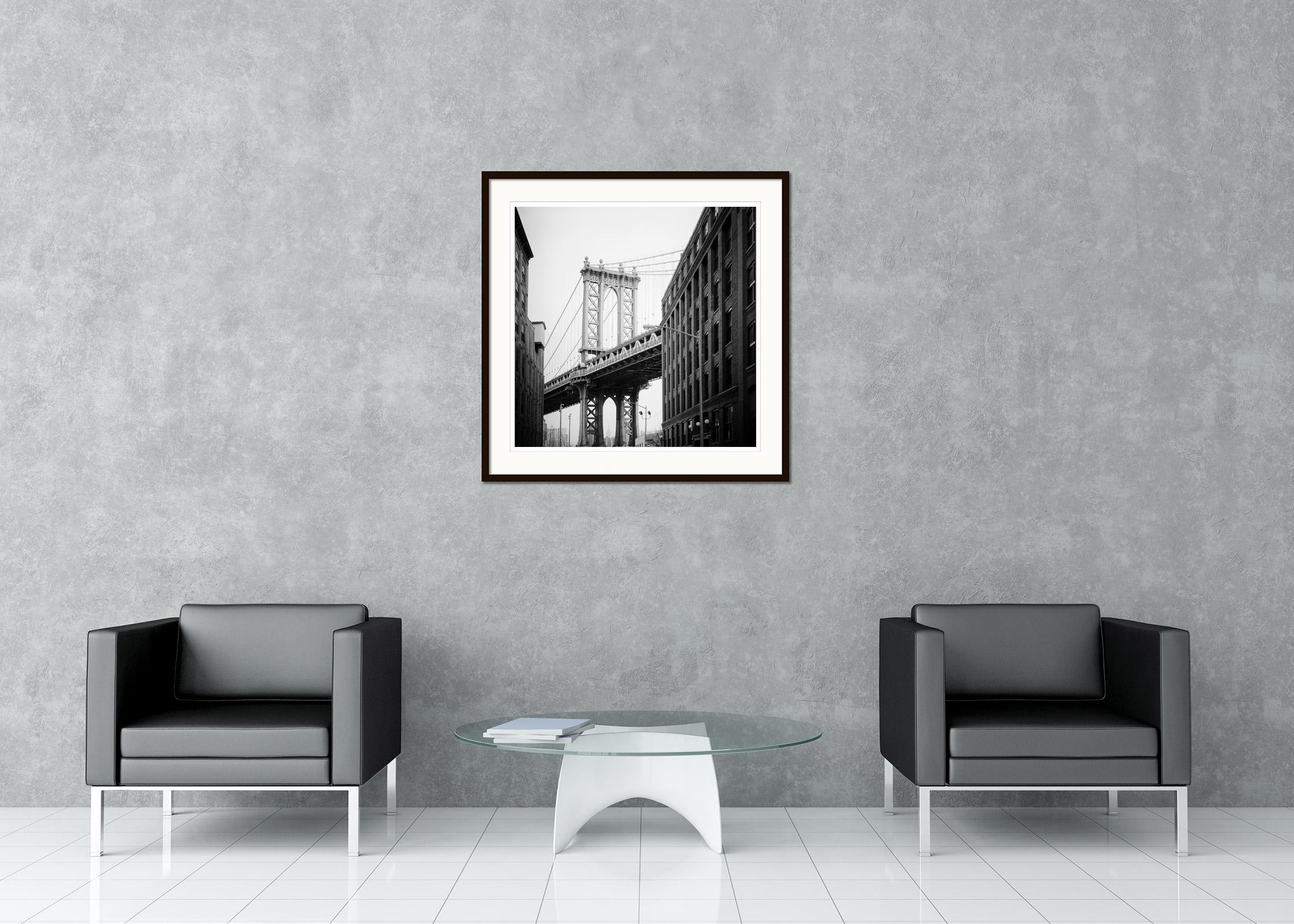 Manhattan Bridge Dumbo Brooklyn New York City B&W cityscape Photography Print en vente 2
