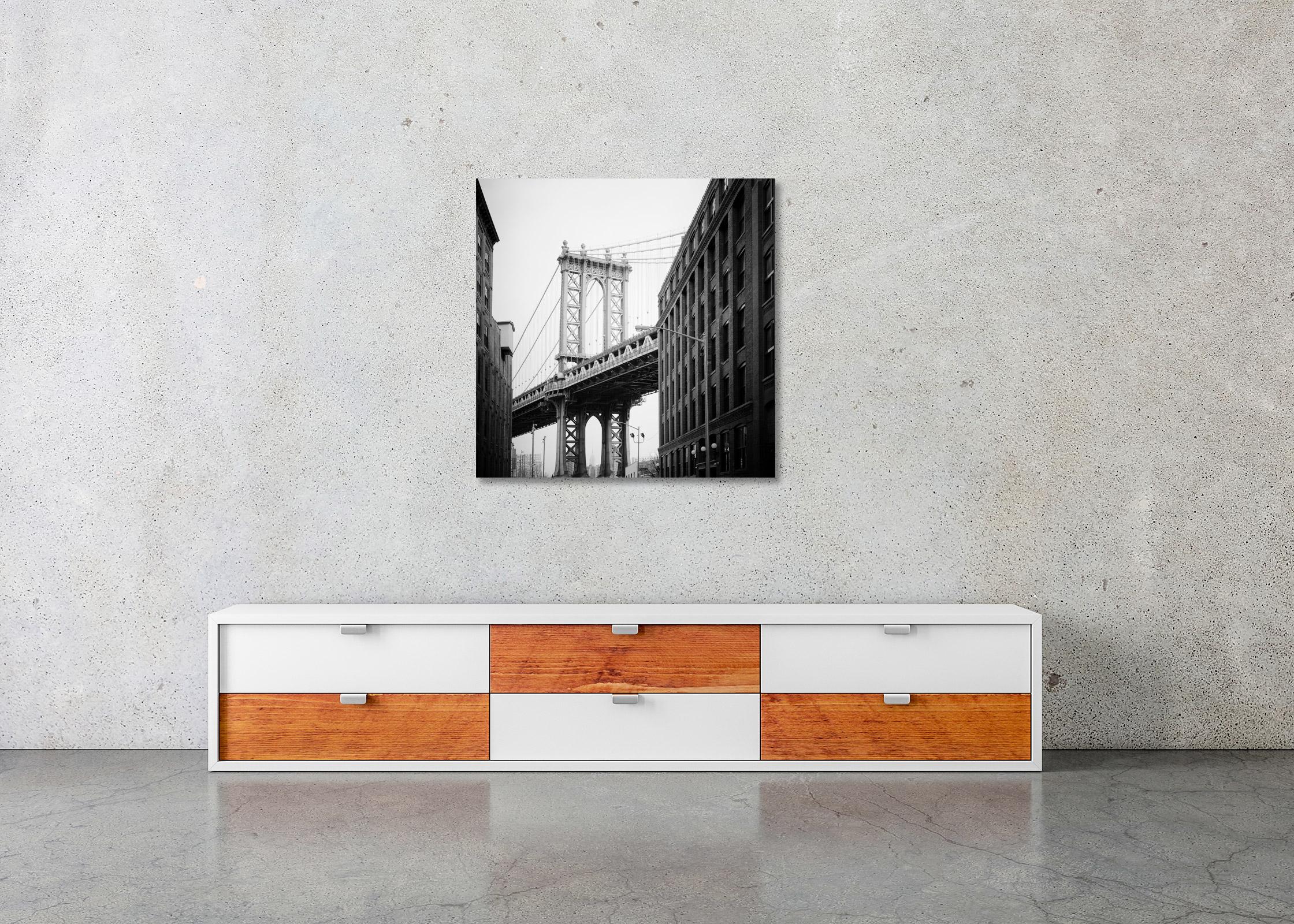 Manhattan Bridge Dumbo Brooklyn New York City B&W cityscape Photography Print en vente 4