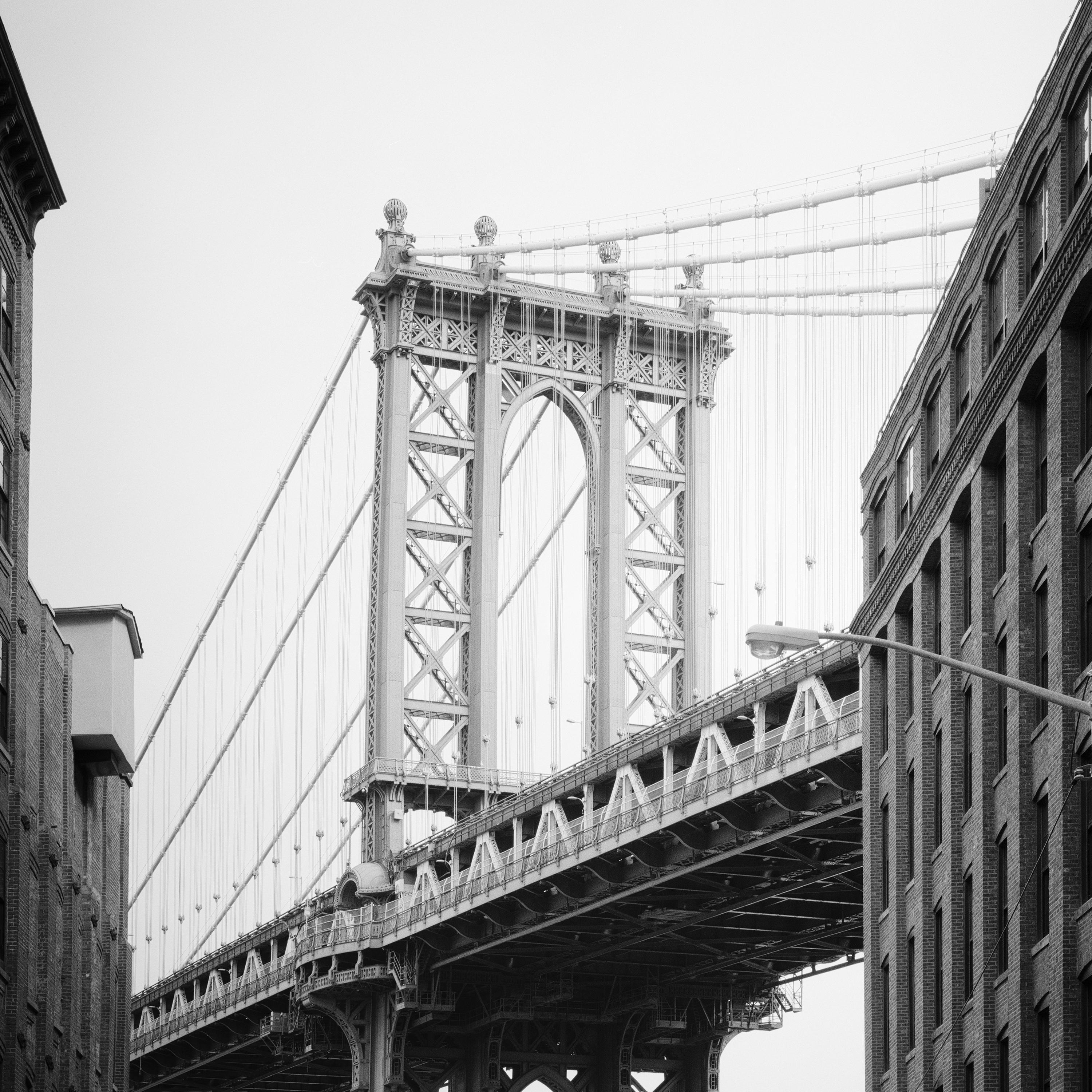 Manhattan Bridge Dumbo Brooklyn New York City B&W cityscape Photography Print en vente 5