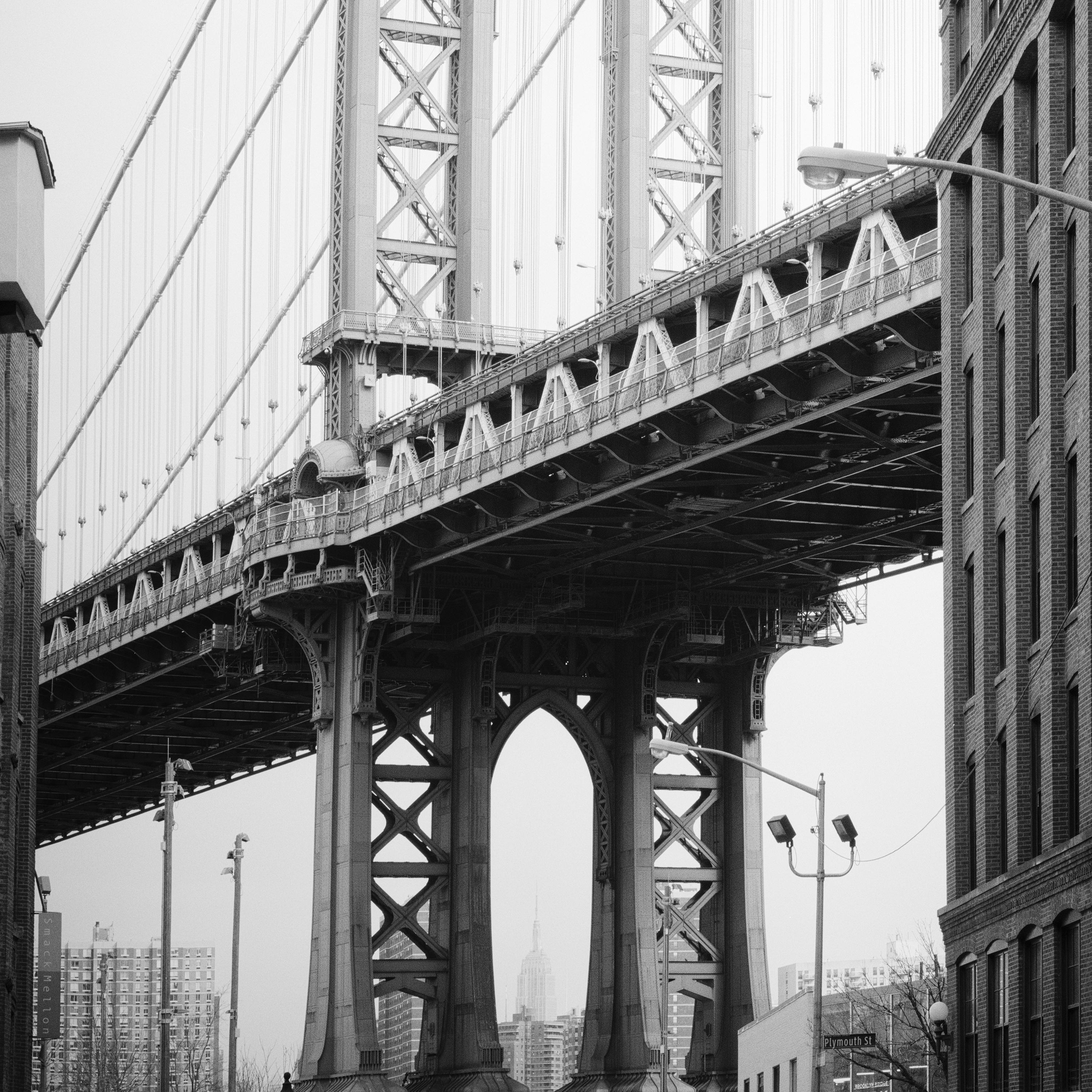 Manhattan Bridge Dumbo Brooklyn New York City B&W cityscape Photography Print en vente 6