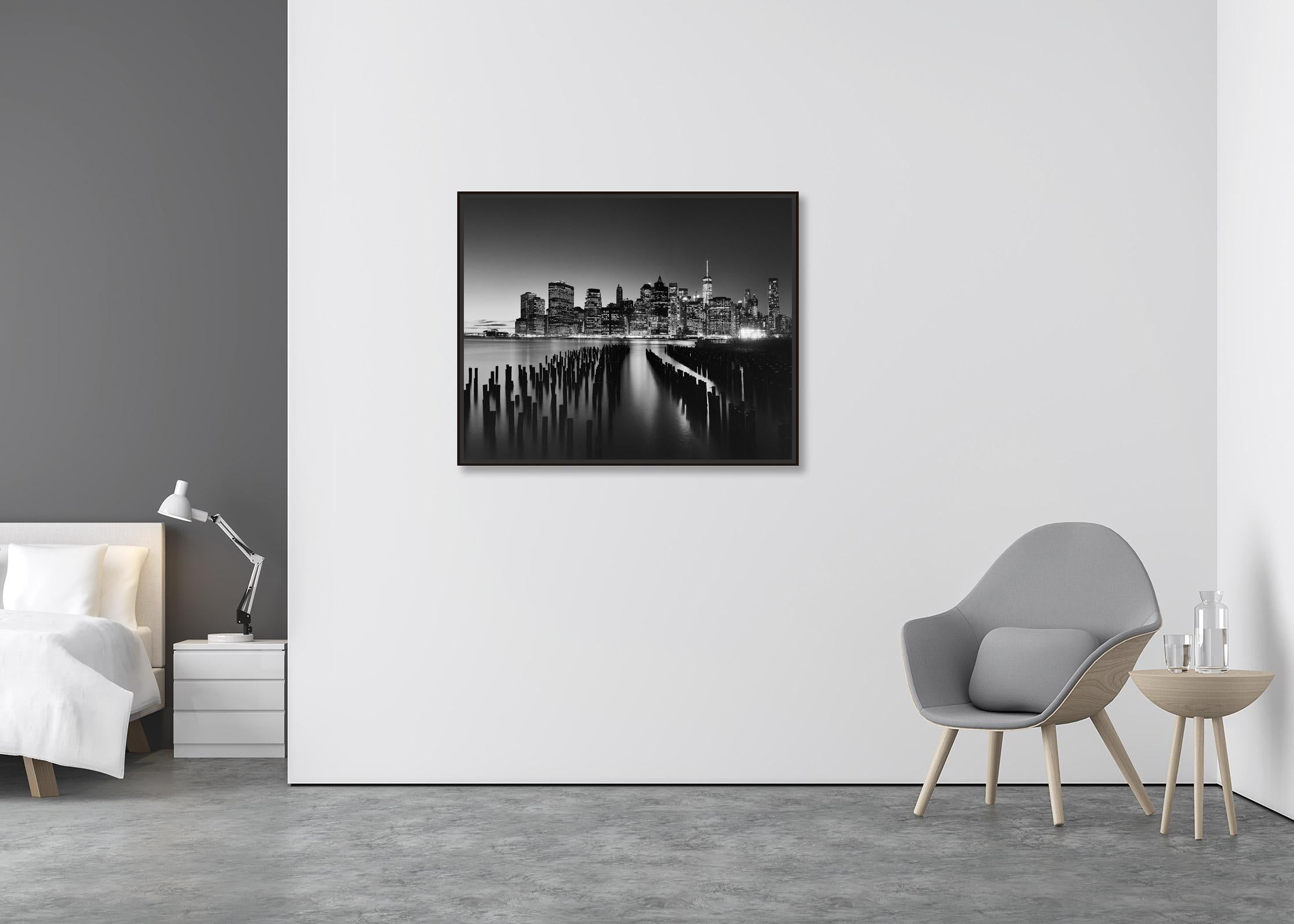 Manhattan Skyline, Night New York City, Schwarz-Weiß-Fotografie, Landschaft (Zeitgenössisch), Photograph, von Gerald Berghammer