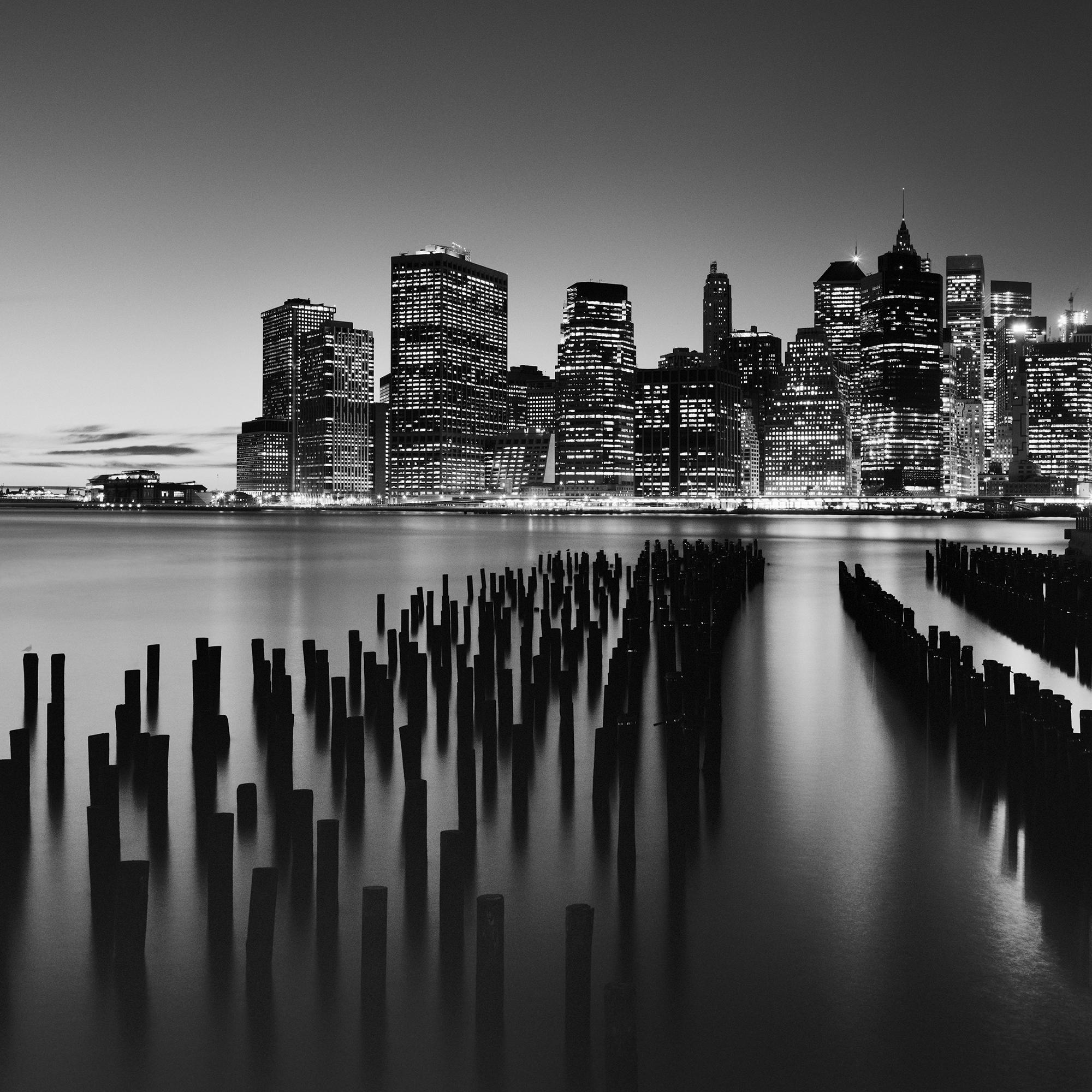 Manhattan Skyline, Night New York City, Schwarz-Weiß-Fotografie, Landschaft im Angebot 6