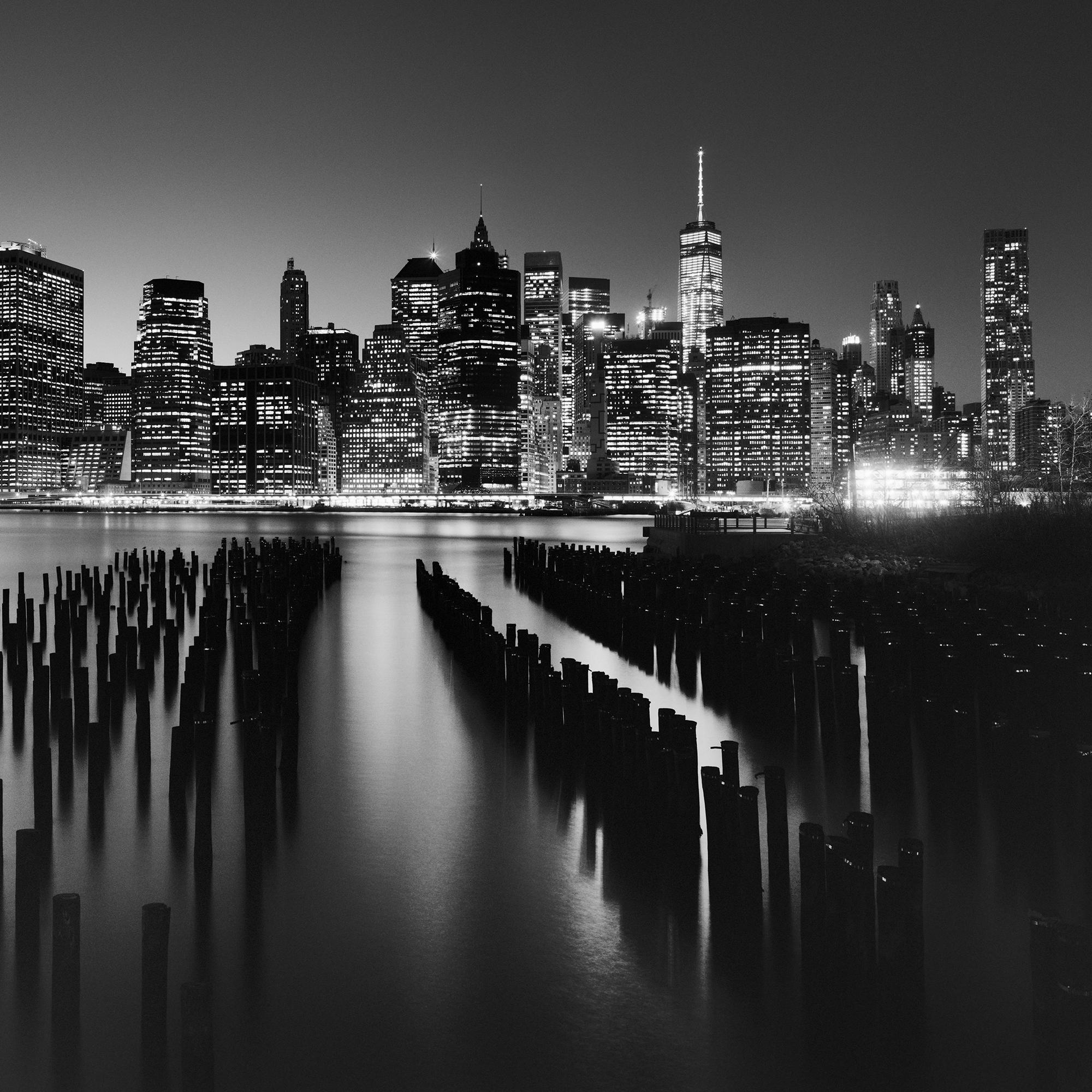 Manhattan Skyline, Night New York City, Schwarz-Weiß-Fotografie, Landschaft im Angebot 7