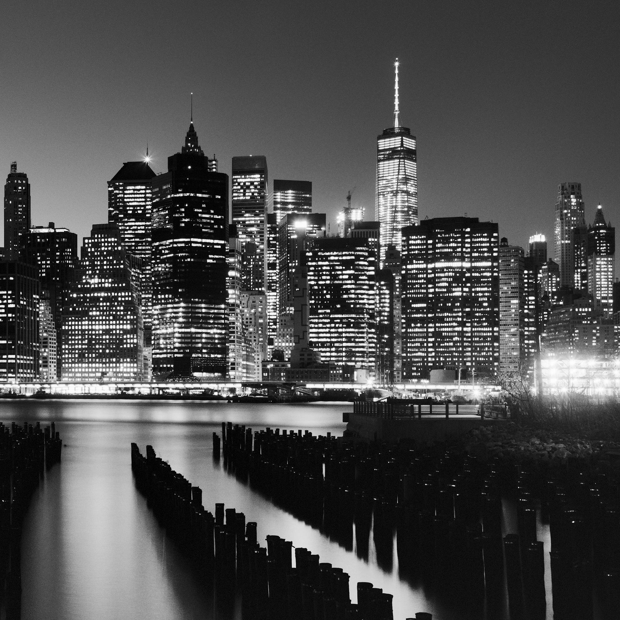 Manhattan Skyline, Night New York City, Schwarz-Weiß-Fotografie, Landschaft im Angebot 8