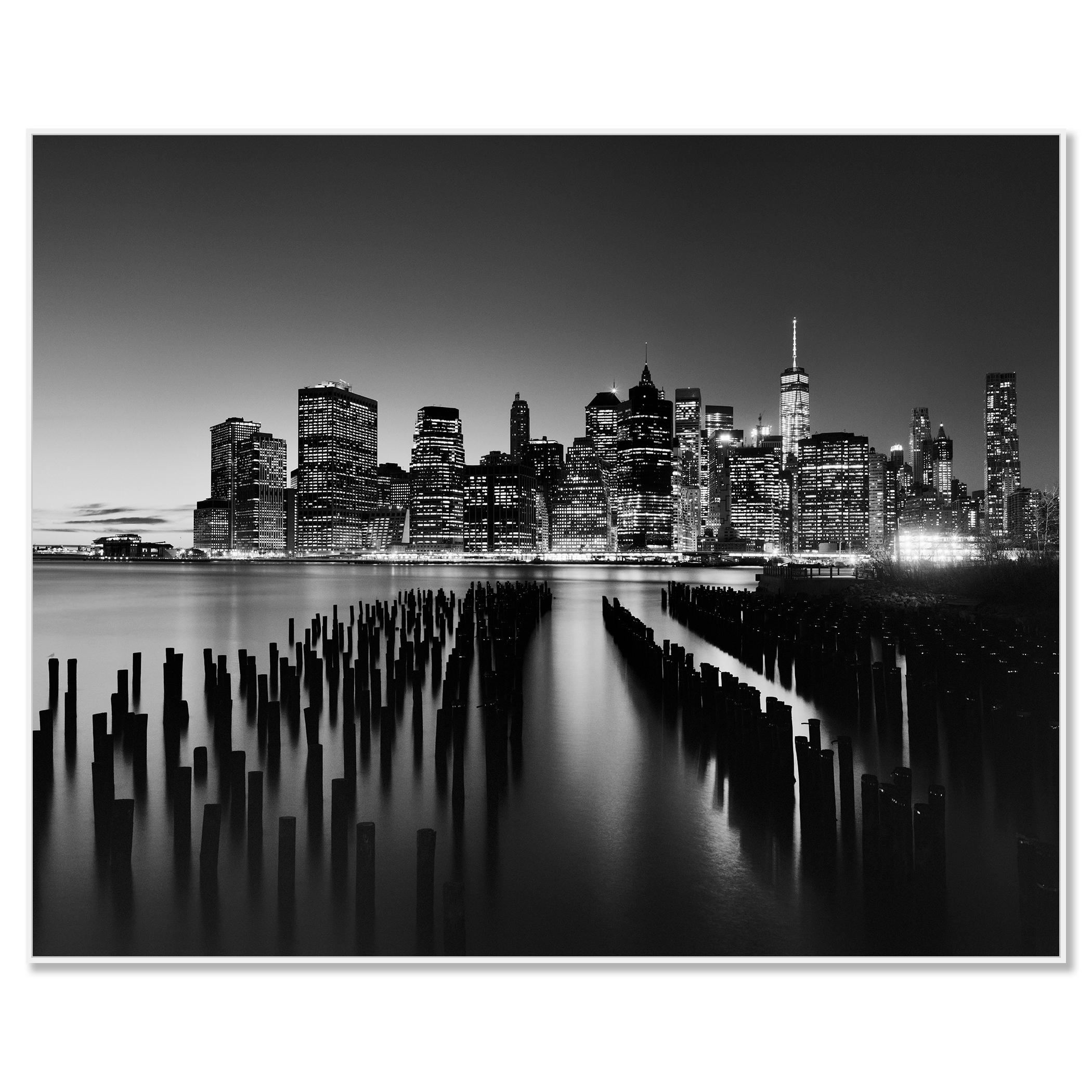 Manhattan Skyline, Night New York City, Schwarz-Weiß-Fotografie, Landschaft (Zeitgenössisch), Photograph, von Gerald Berghammer
