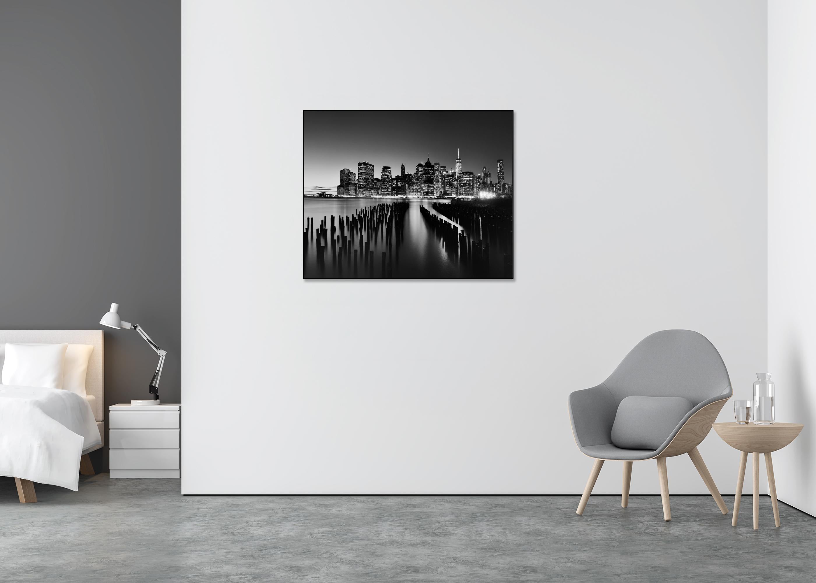 Schwarz-Weiß-Fotografie mit Langzeitbelichtung für Stadt- und Landschaftsbilder. Manhattan Skyline mit Wellenbrechern bei Nacht, New York City, USA. Pigmenttintendruck, Auflage 5, signiert, betitelt, datiert und nummeriert vom Künstler. Mit
