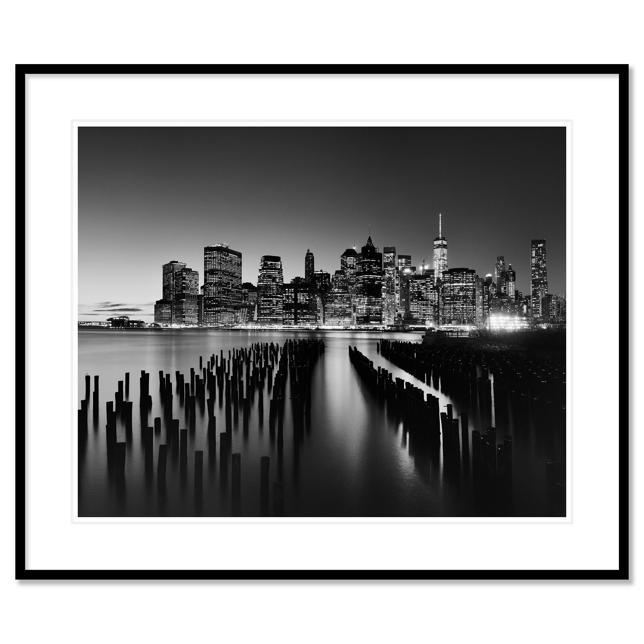 Manhattan Skyline, Night New York City, Schwarz-Weiß-Fotografie, Landschaft im Angebot 1