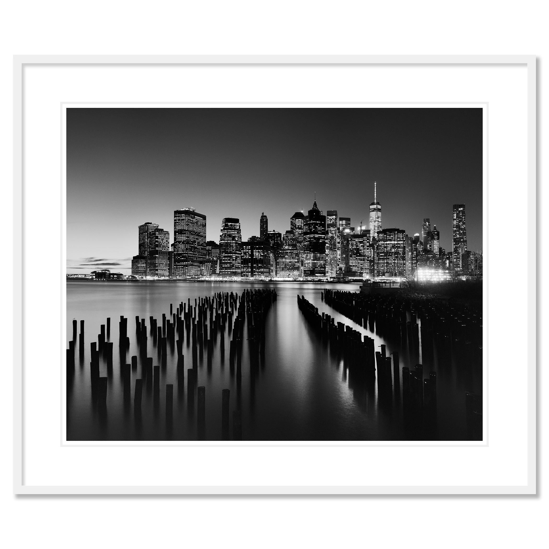 Manhattan Skyline, Night New York City, Schwarz-Weiß-Fotografie, Landschaft im Angebot 2