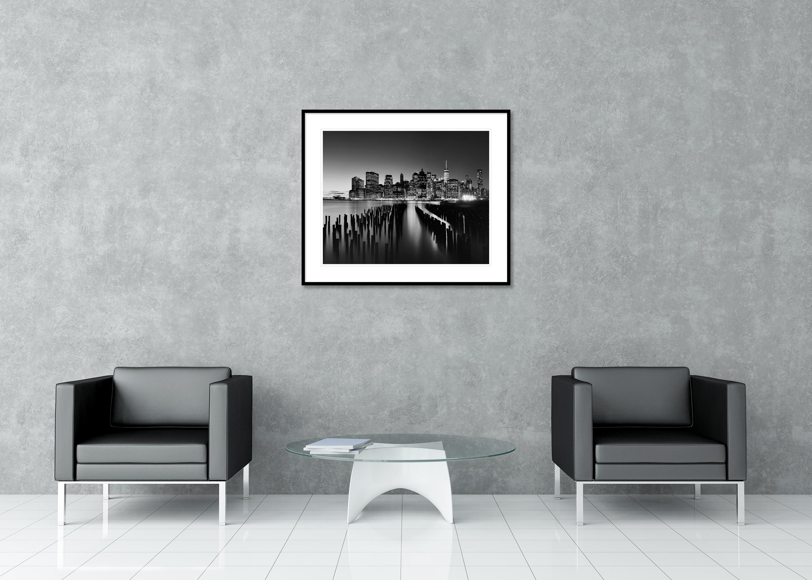 Manhattan Skyline, Night New York City, Schwarz-Weiß-Fotografie, Landschaft im Angebot 3