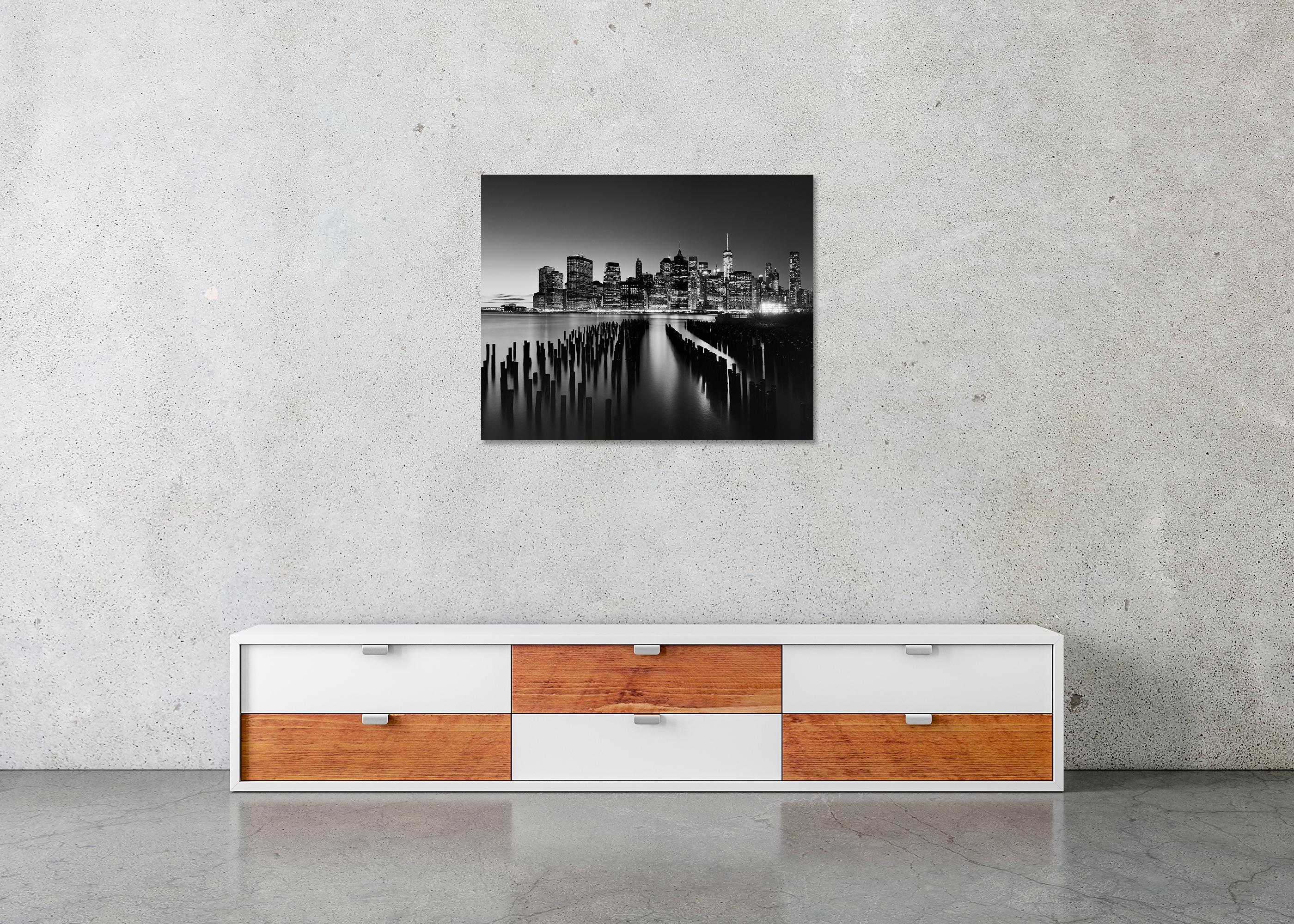 Manhattan Skyline, Night New York City, Schwarz-Weiß-Fotografie, Landschaft im Angebot 5