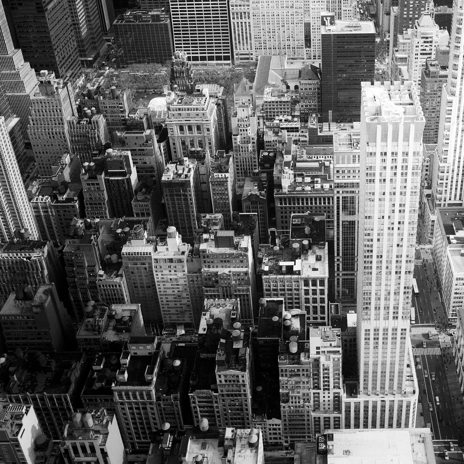Manhattan, gratte-ciel, New York City, USA, photographie noir et blanc, paysage urbain en vente 5
