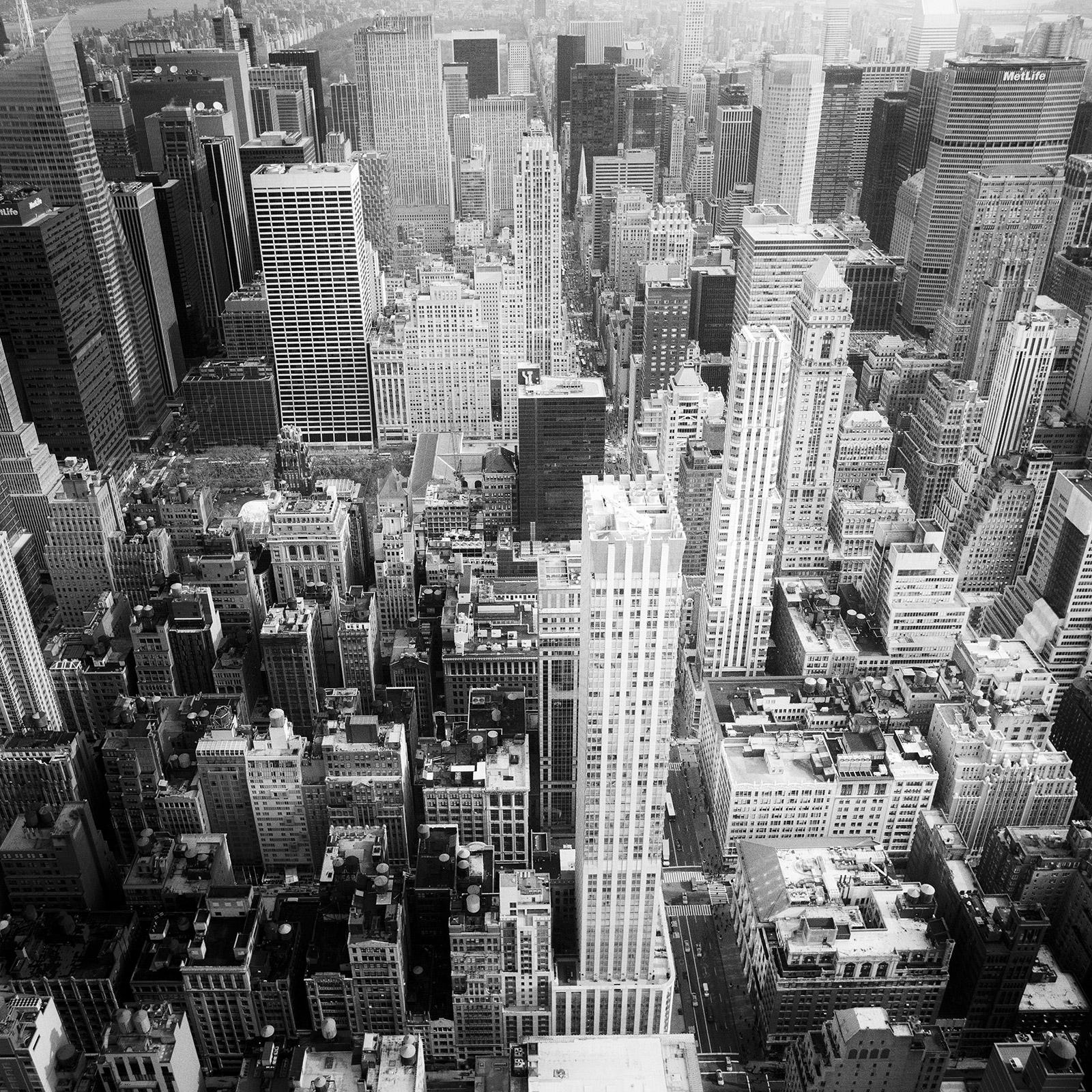 Black and White Photograph Gerald Berghammer - Manhattan, gratte-ciel, New York City, USA, photographie noir et blanc, paysage urbain