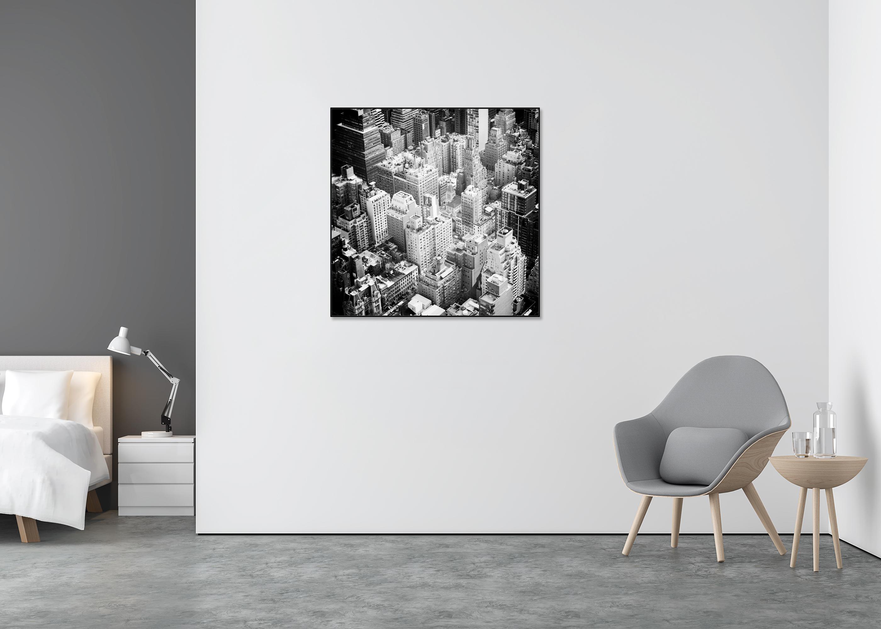 Manhattan, Top of the Rock, Nueva York, fotografía en blanco y negro, limitada - Black and White Photograph Gris de Gerald Berghammer