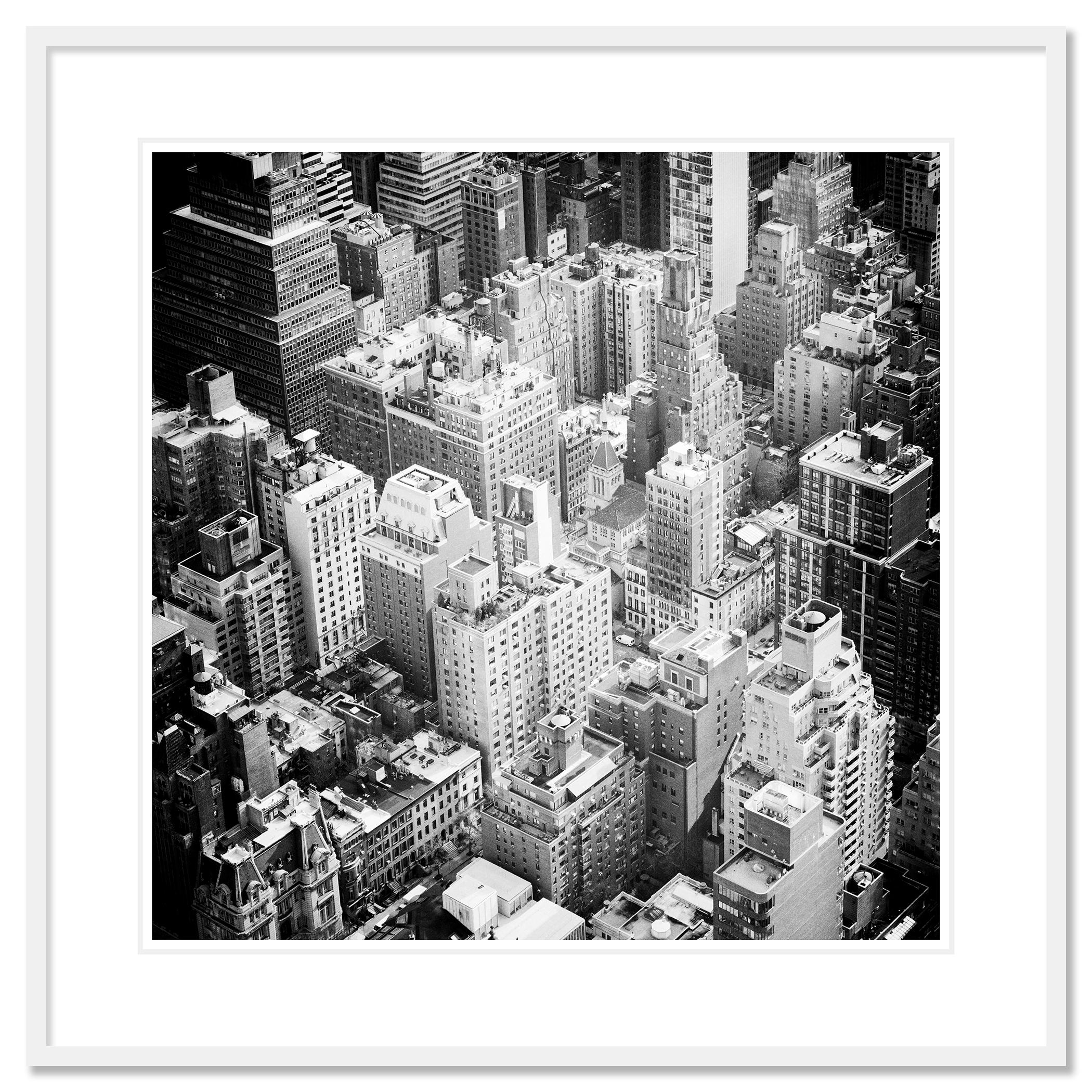 Paisaje urbano en blanco y negro - fotograf�ía de paisaje. Vista de Manhattan desde Top of the Rock, Nueva York, EEUU. Impresión con tinta de pigmento de archivo de una edición limitada de 9. Todas las impresiones de Gerald Berghammer se realizan por