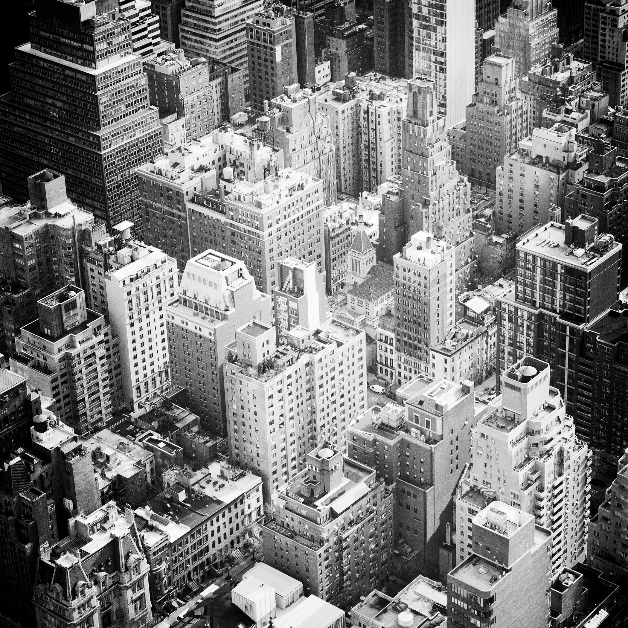 Black and White Photograph de Gerald Berghammer - Manhattan, Top of the Rock, Nueva York, fotografía en blanco y negro, limitada
