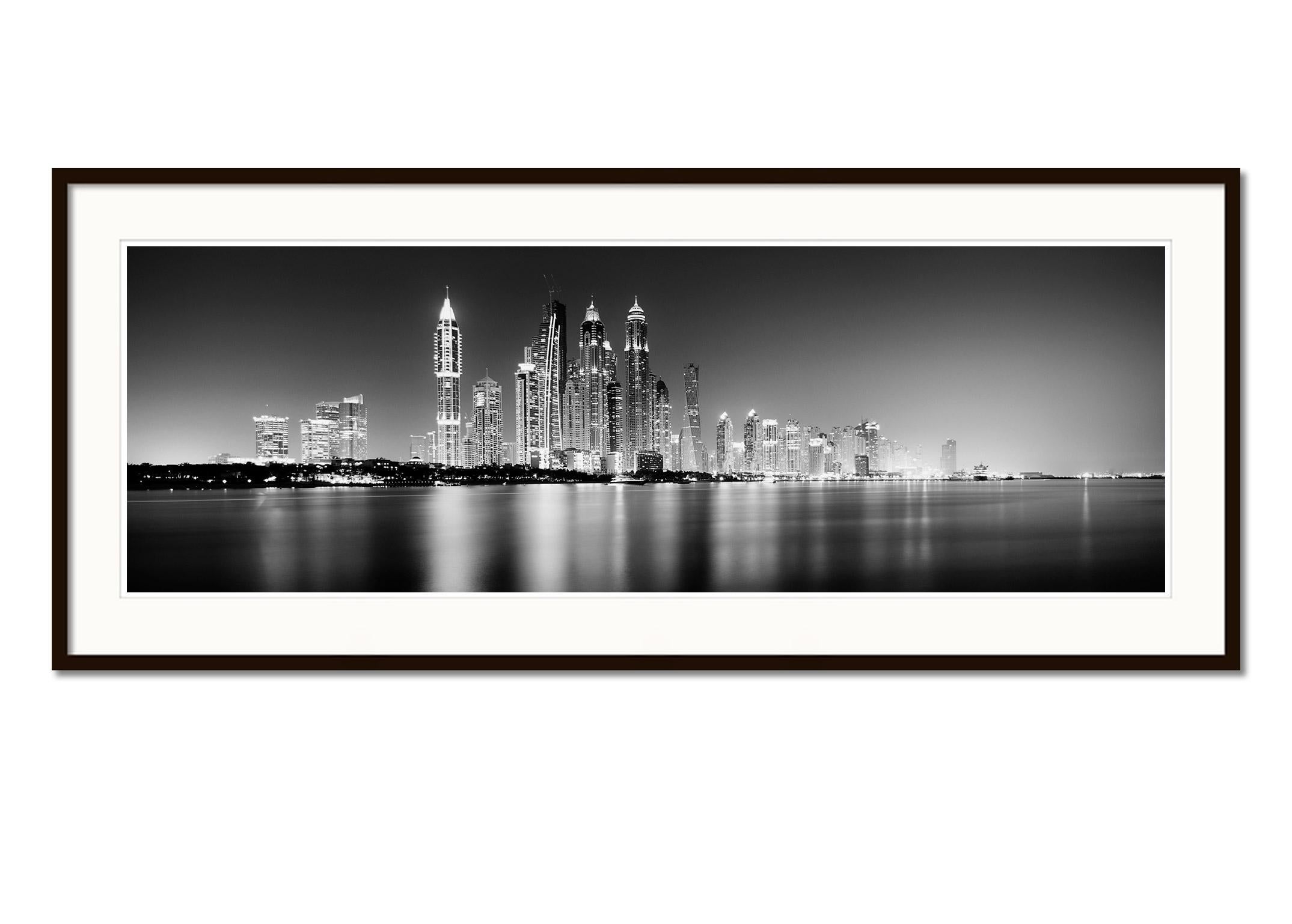 Schwarz-Weiß-Panoramafotografie mit Meerblick - Stadtbild - Landschaftsfotografie. Beeindruckende Skyline von Dubai mit dem Hafen und den Wolkenkratzern bei Nacht. Pigmenttintendruck, Auflage 9, signiert, betitelt, datiert und nummeriert vom