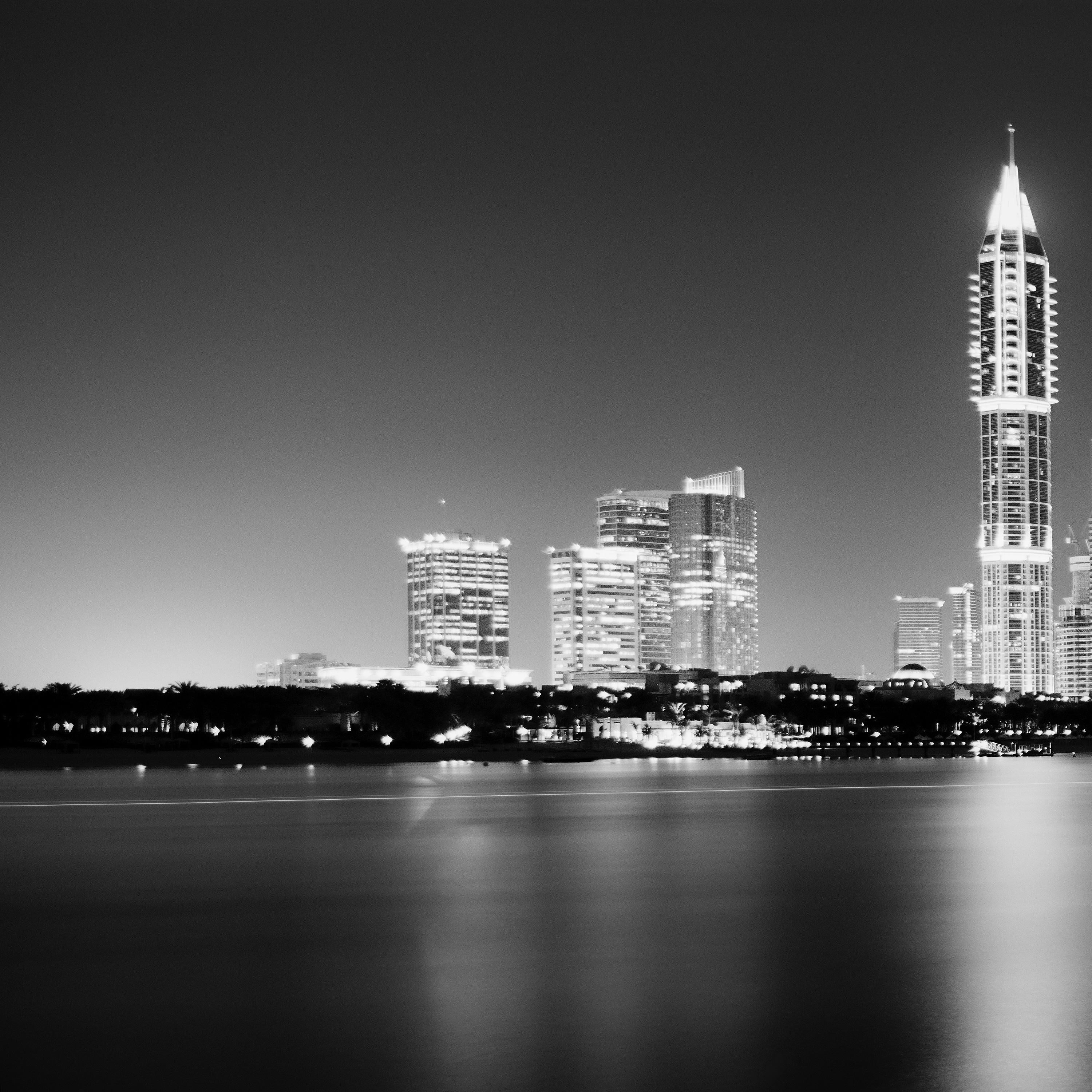 Panorama de la nuit de Marina, gratte-ciel, Dubaï, impression photo de paysage urbain en noir et blanc en vente 3