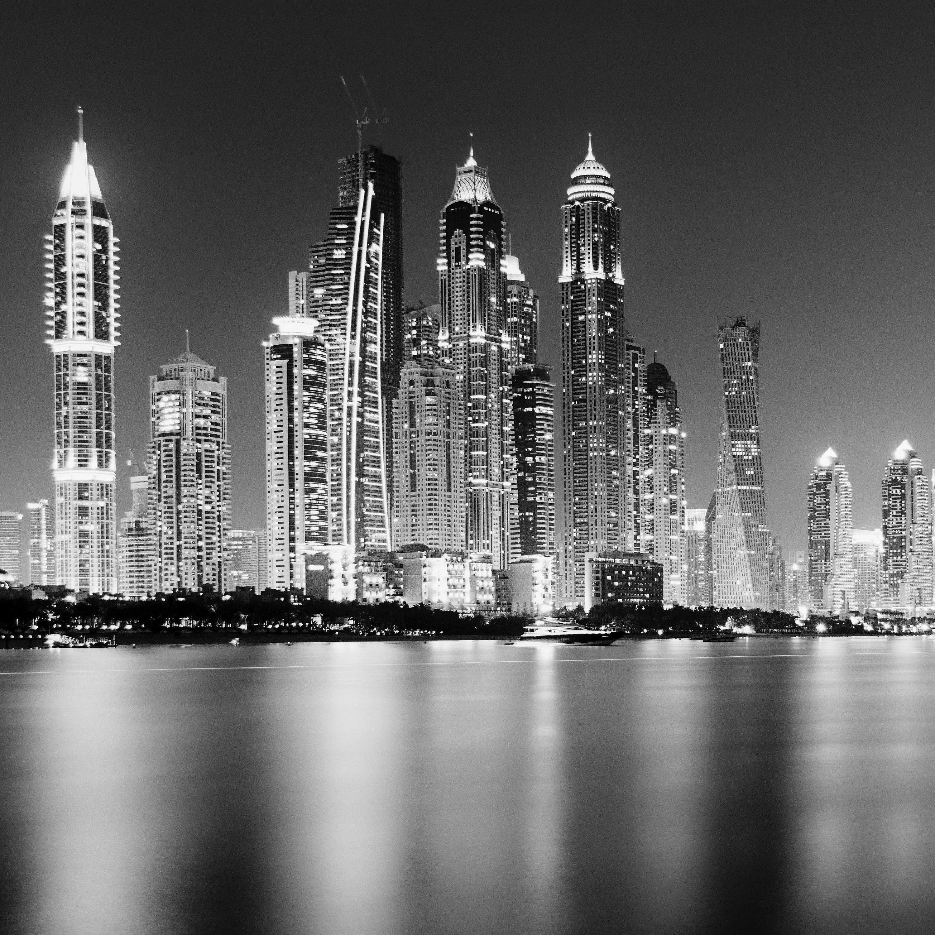Marina Night Panorama, Wolkenkratzer, Dubai, Schwarz-Weiß-Fotodruck im Angebot 5