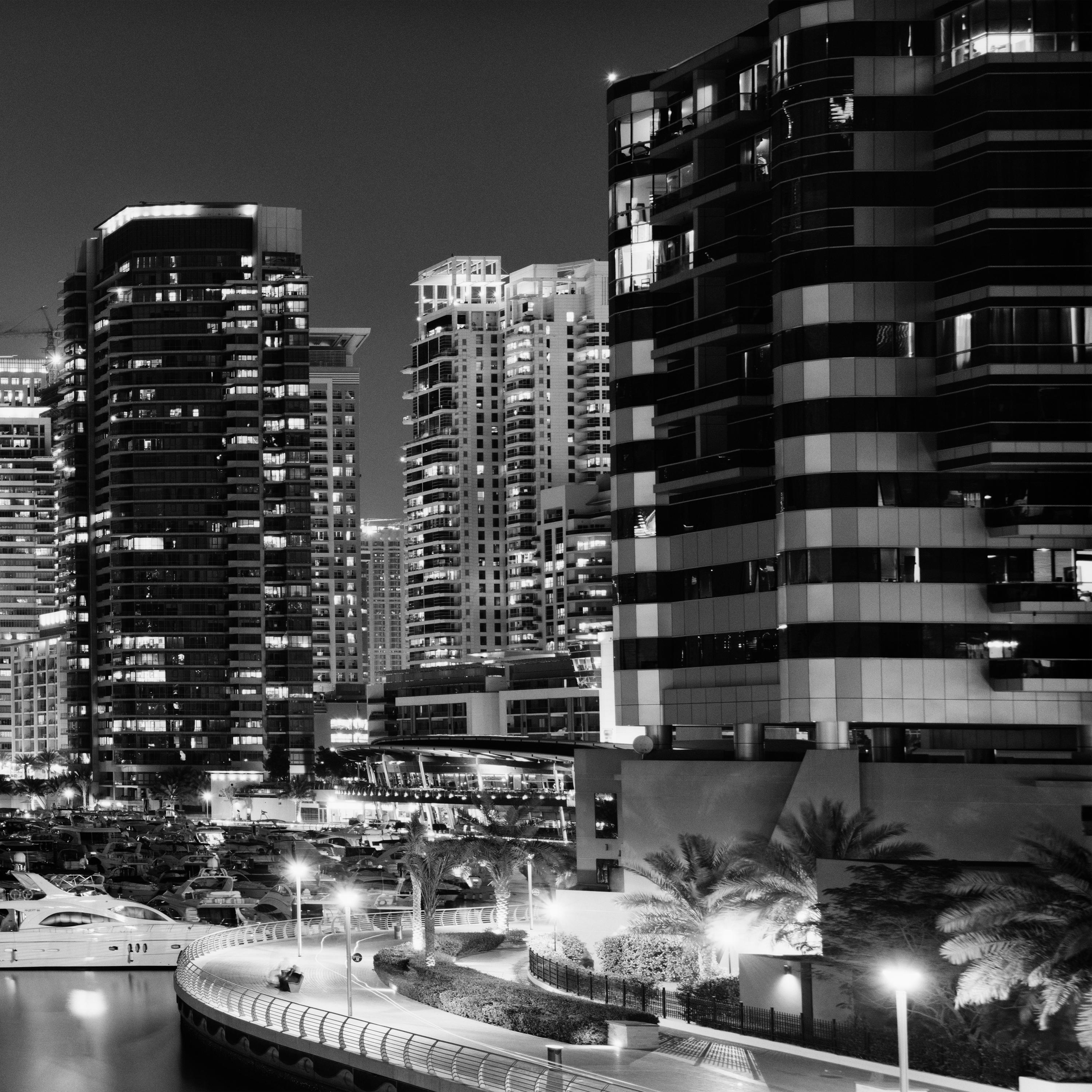Marina Night Panorama, Wolkenkratzer, Dubai, Schwarz-Weiß-Fotografie, Meereslandschaft im Angebot 6