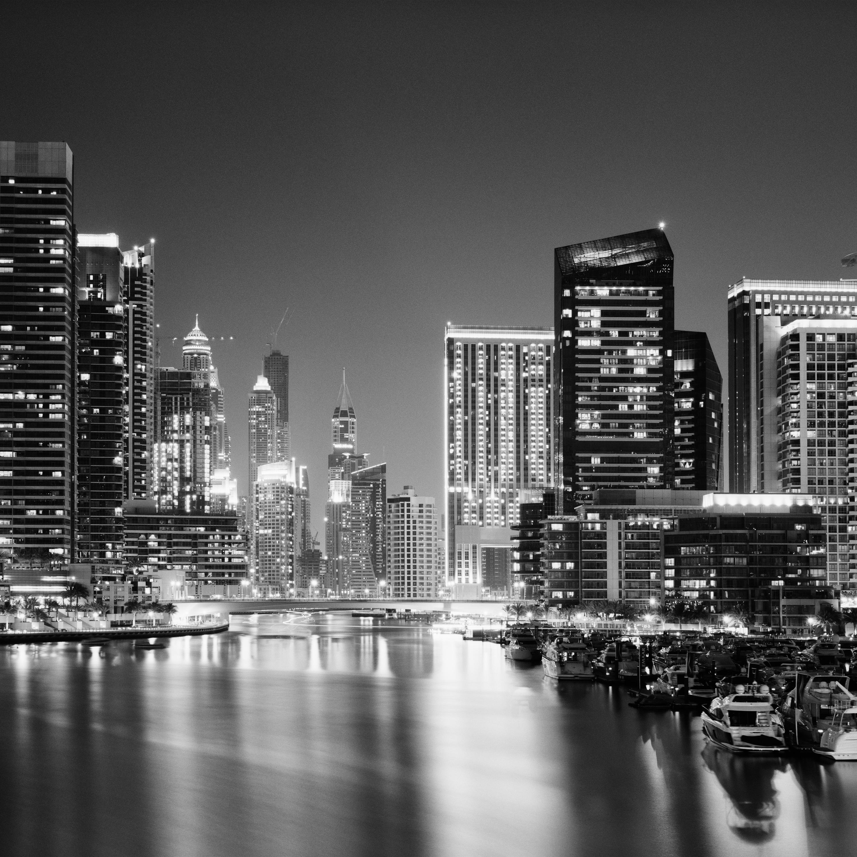Marina Night Panorama, Wolkenkratzer, Dubai, Schwarz-Weiß-Fotografie, Meereslandschaft im Angebot 5