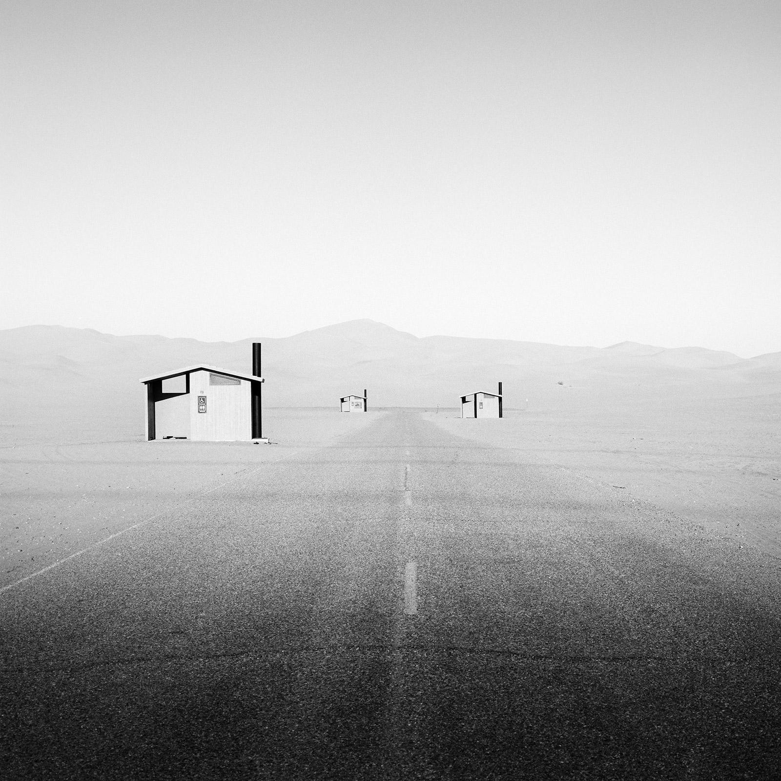 Gerald Berghammer Landscape Photograph – Mexikanische Grenze, Camping, Arizona, USA, Schwarz-Weiß-Landschaftsfotografie