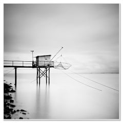 Capanna da pesca in legno su palafitte, fotografia in bianco e nero, stampa in edizione limitata