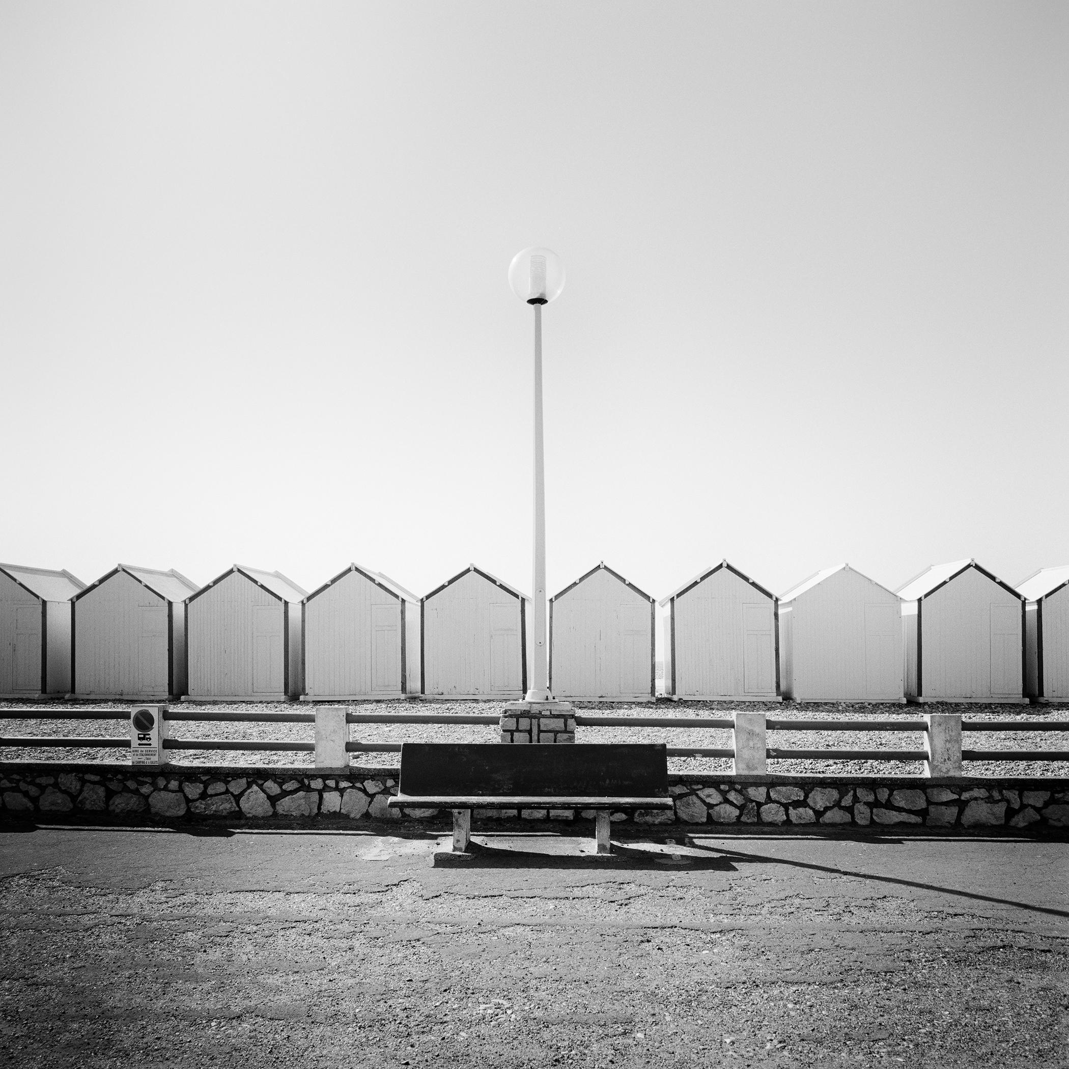 Bench on the Promenade, Beach Huts, Schwarz-Weiß-Fotografie in limitierter Auflage