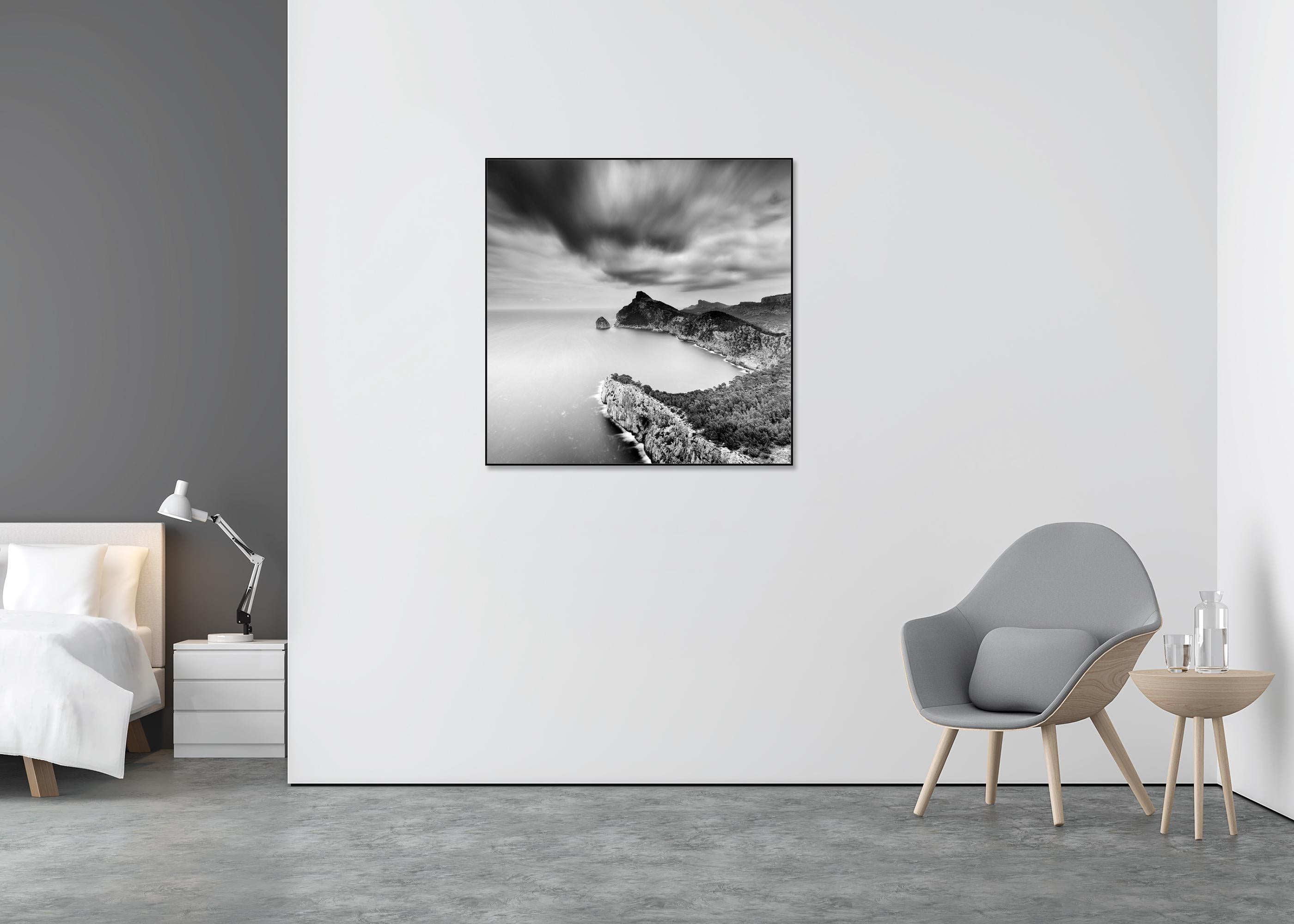 Mirador Es Colomer, Mallorca, fotografía fina en blanco y negro, edición limitada - Black and White Photograph Gris de Gerald Berghammer