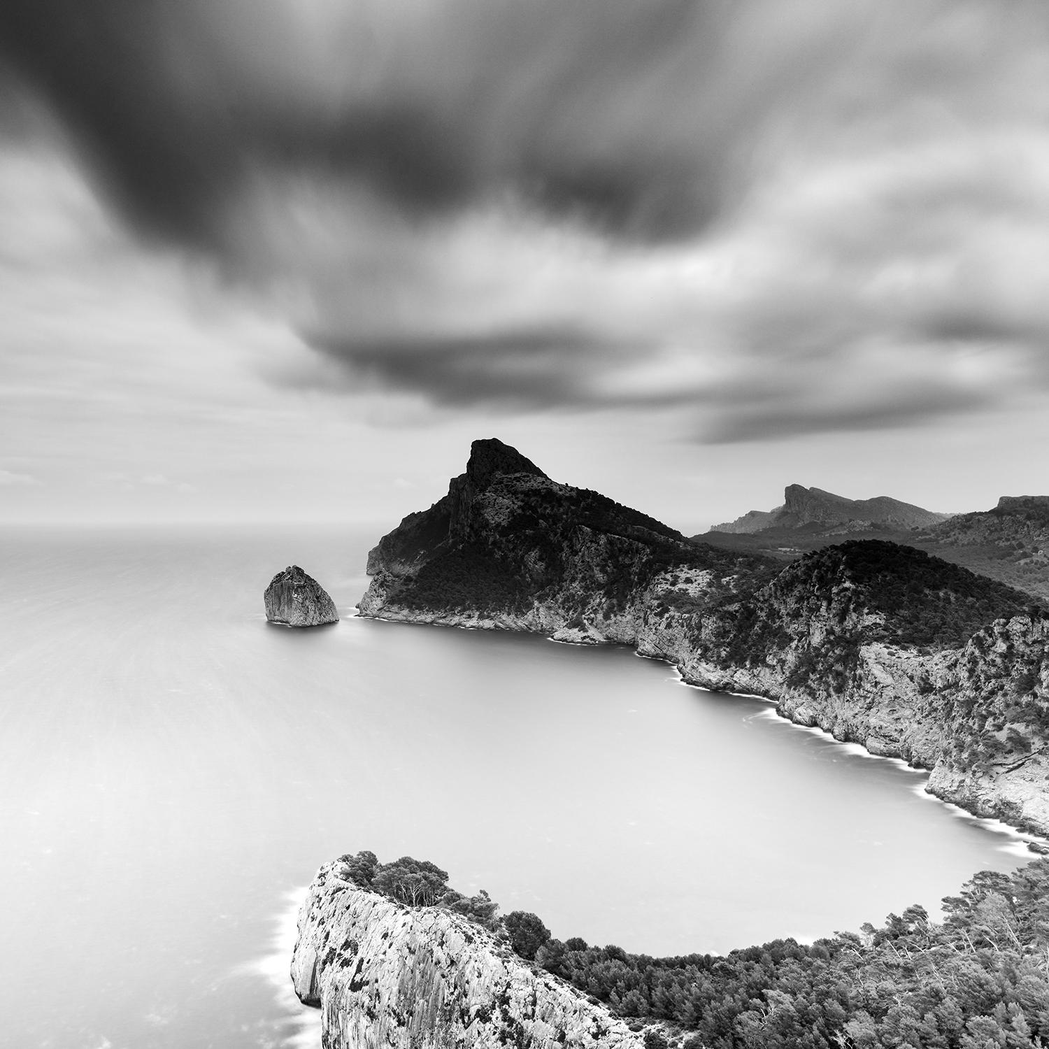 Mirador Es Colomer, Mallorca, Espagne, impression de paysage en noir et blanc, encadrée - Contemporain Photograph par Gerald Berghammer