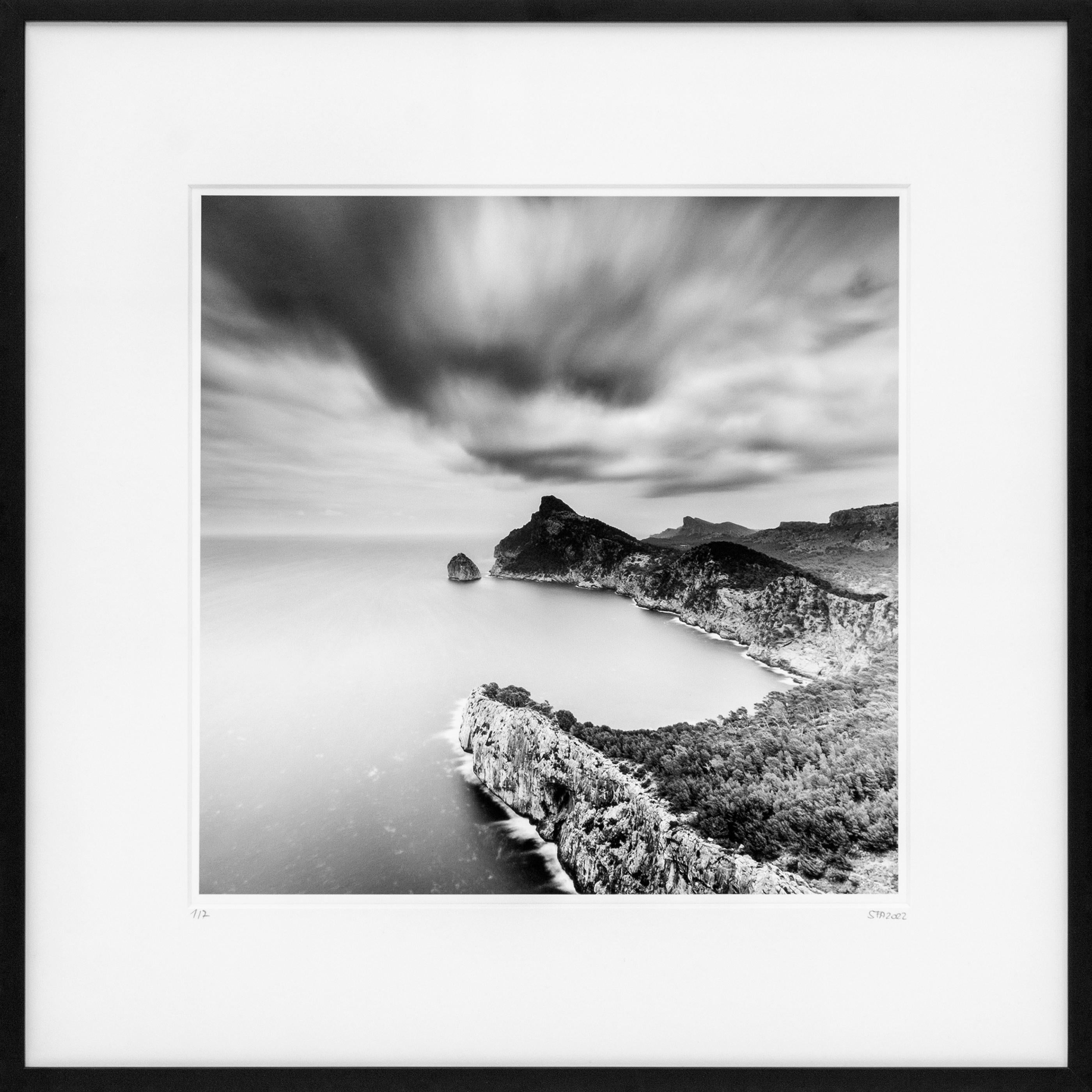 Black and White Photograph Gerald Berghammer - Mirador Es Colomer, Mallorca, Espagne, impression de paysage en noir et blanc, encadrée