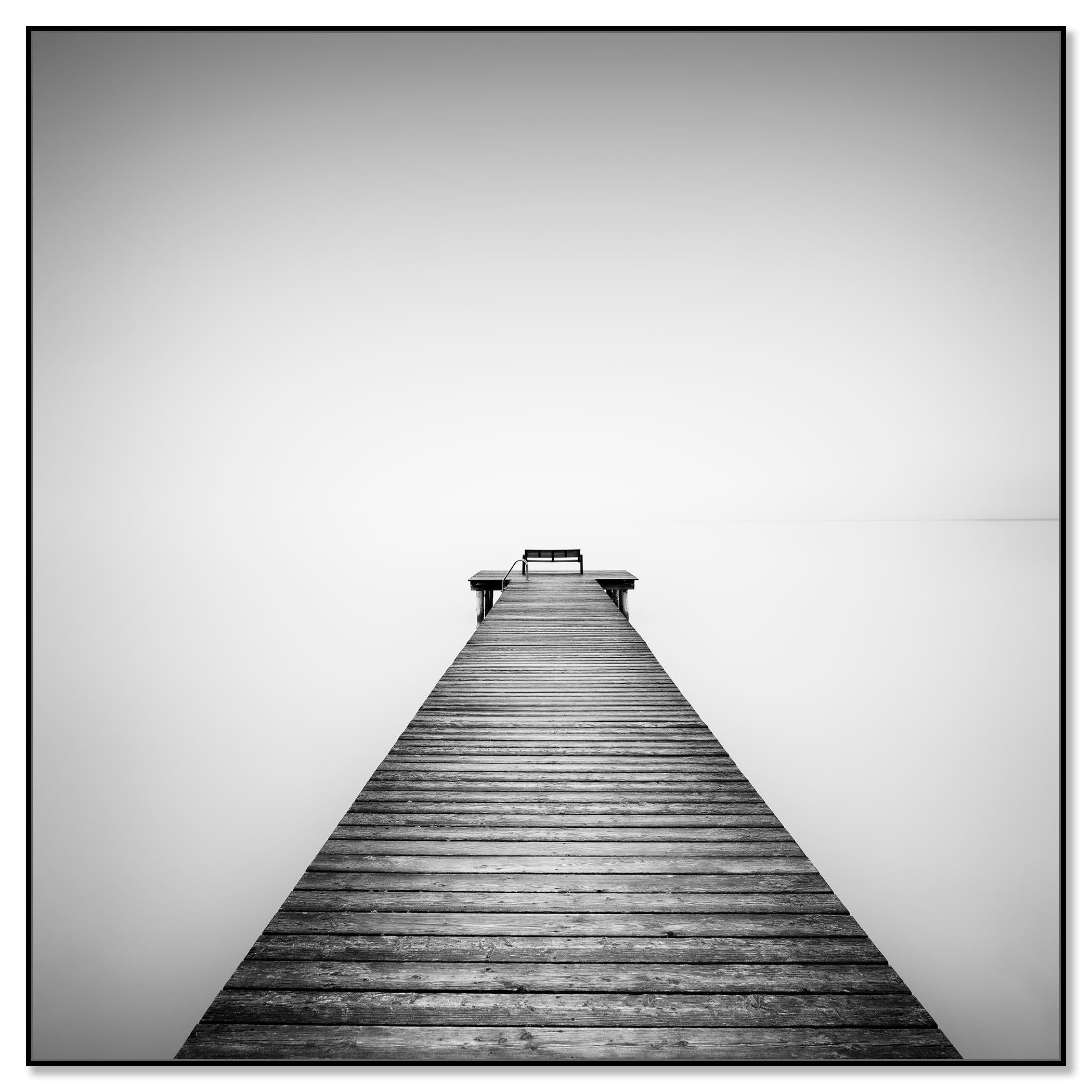 Pier, Lake, Silent Morning, monochrome minimalistische Fotografie, limitierte Auflage – Photograph von Gerald Berghammer