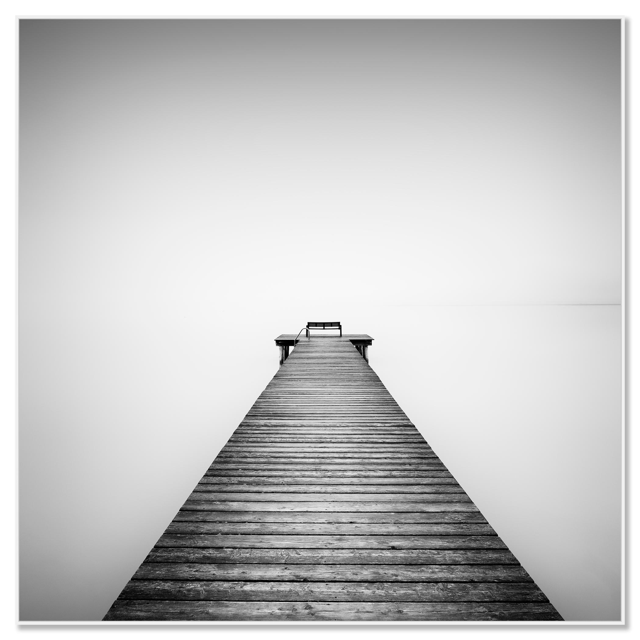 Pier, Lake, Silent Morning, monochrome minimalistische Fotografie, limitierte Auflage (Zeitgenössisch), Photograph, von Gerald Berghammer