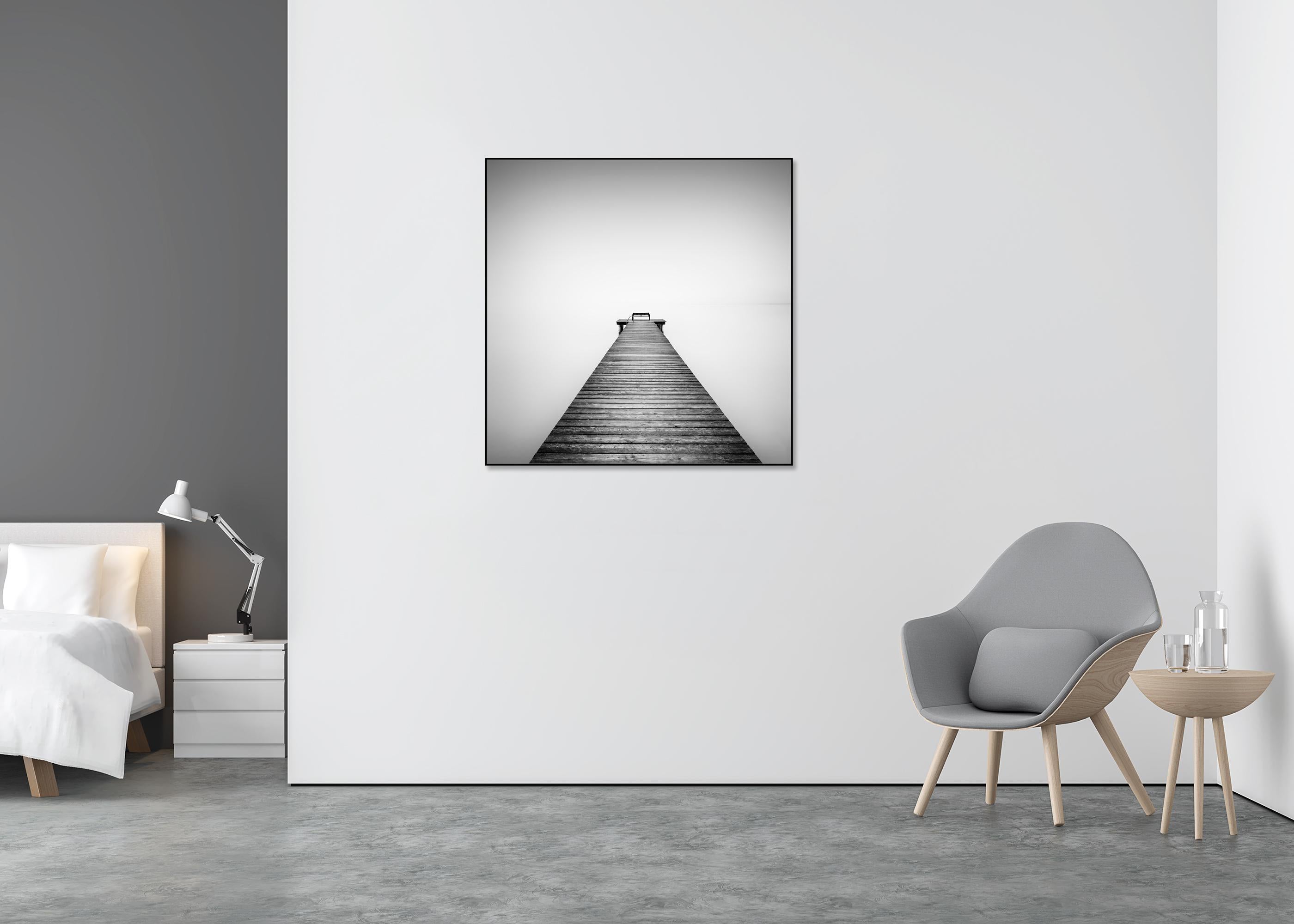 Pier, Lake, Silent Morning, monochrome minimalistische Fotografie, limitierte Auflage (Grau), Black and White Photograph, von Gerald Berghammer