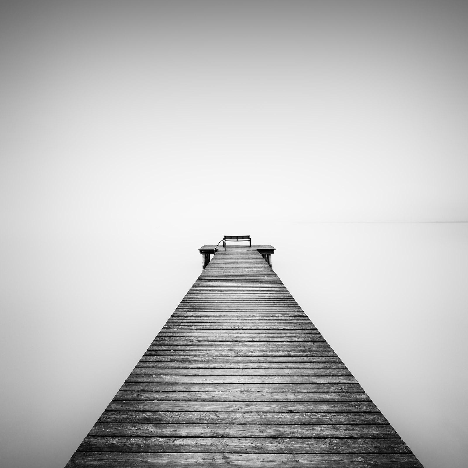 Landscape Photograph Gerald Berghammer - Misty Morning at the Lake, photographie de paysage en noir et blanc avec longue exposition