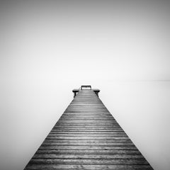 Misty Morning at the Lake, photographie de paysage en noir et blanc avec longue exposition