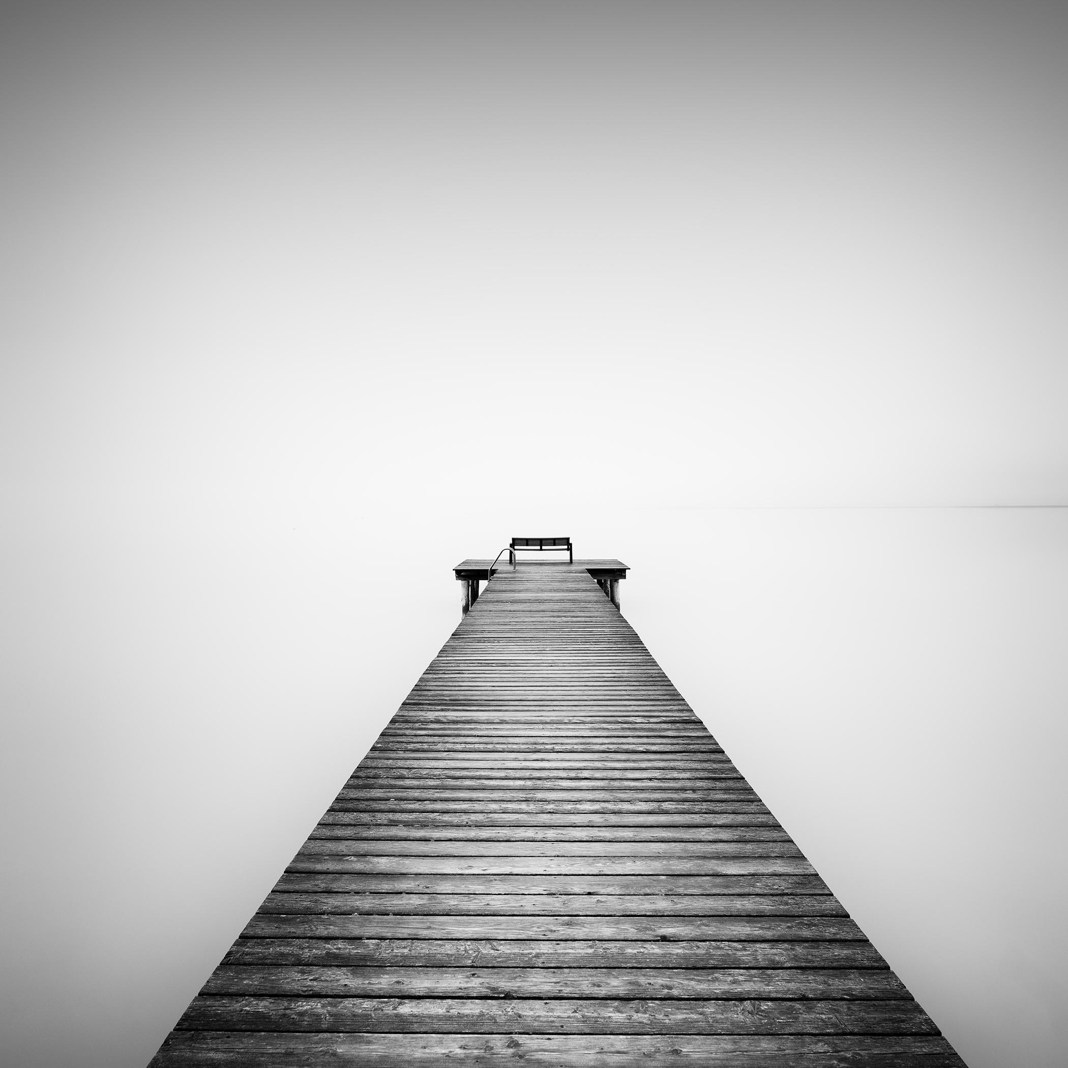Gerald Berghammer Black and White Photograph – Pier, Lake, Silent Morning, monochrome minimalistische Fotografie, limitierte Auflage