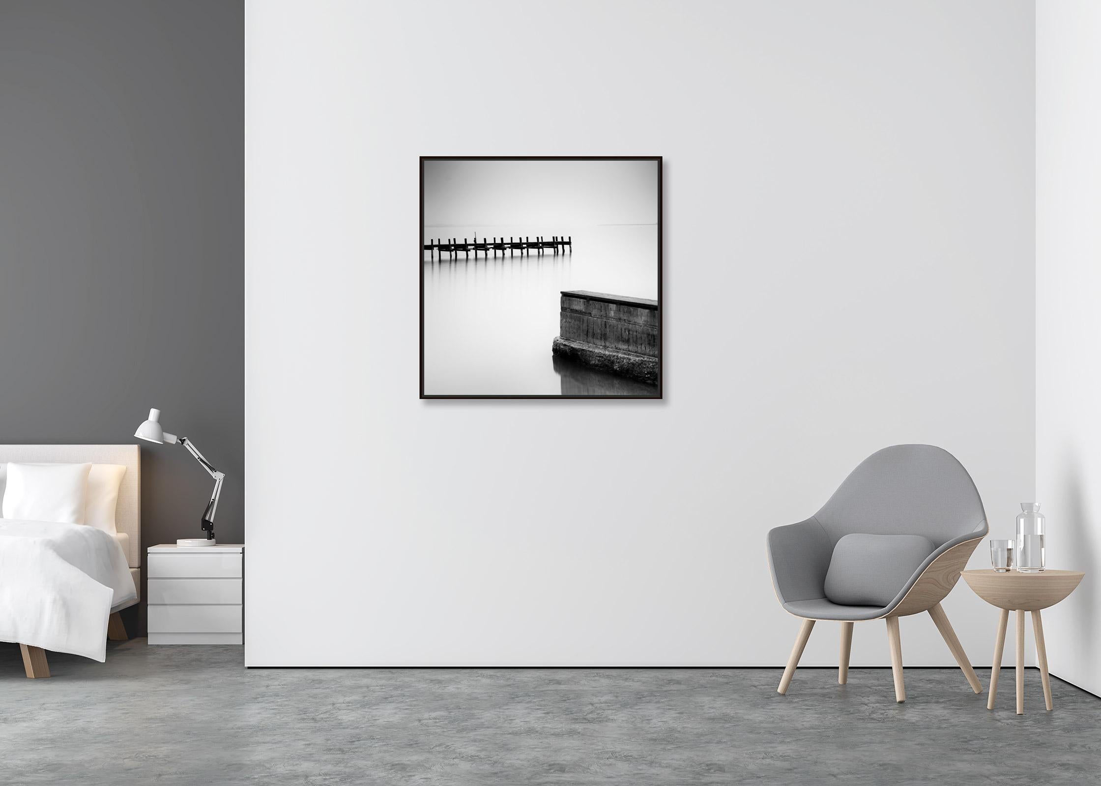 Misty Morning on the Lake, monochrome Fotografie, limitierte Auflage von Wasserlandschaften (Zeitgenössisch), Photograph, von Gerald Berghammer