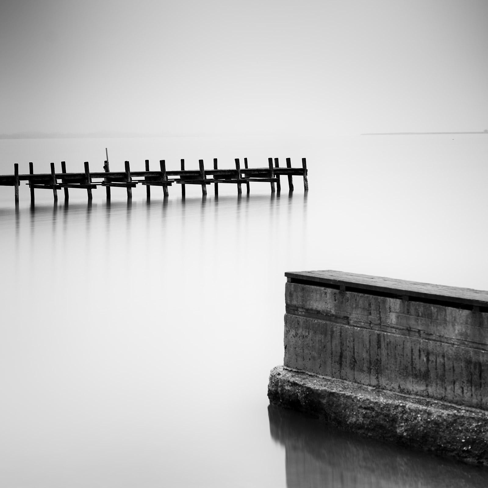 Gerald Berghammer Landscape Photograph – Misty morning on the Lake, Jetty, Pier, Schwarz-Weiß-Fotografie, Landschaft