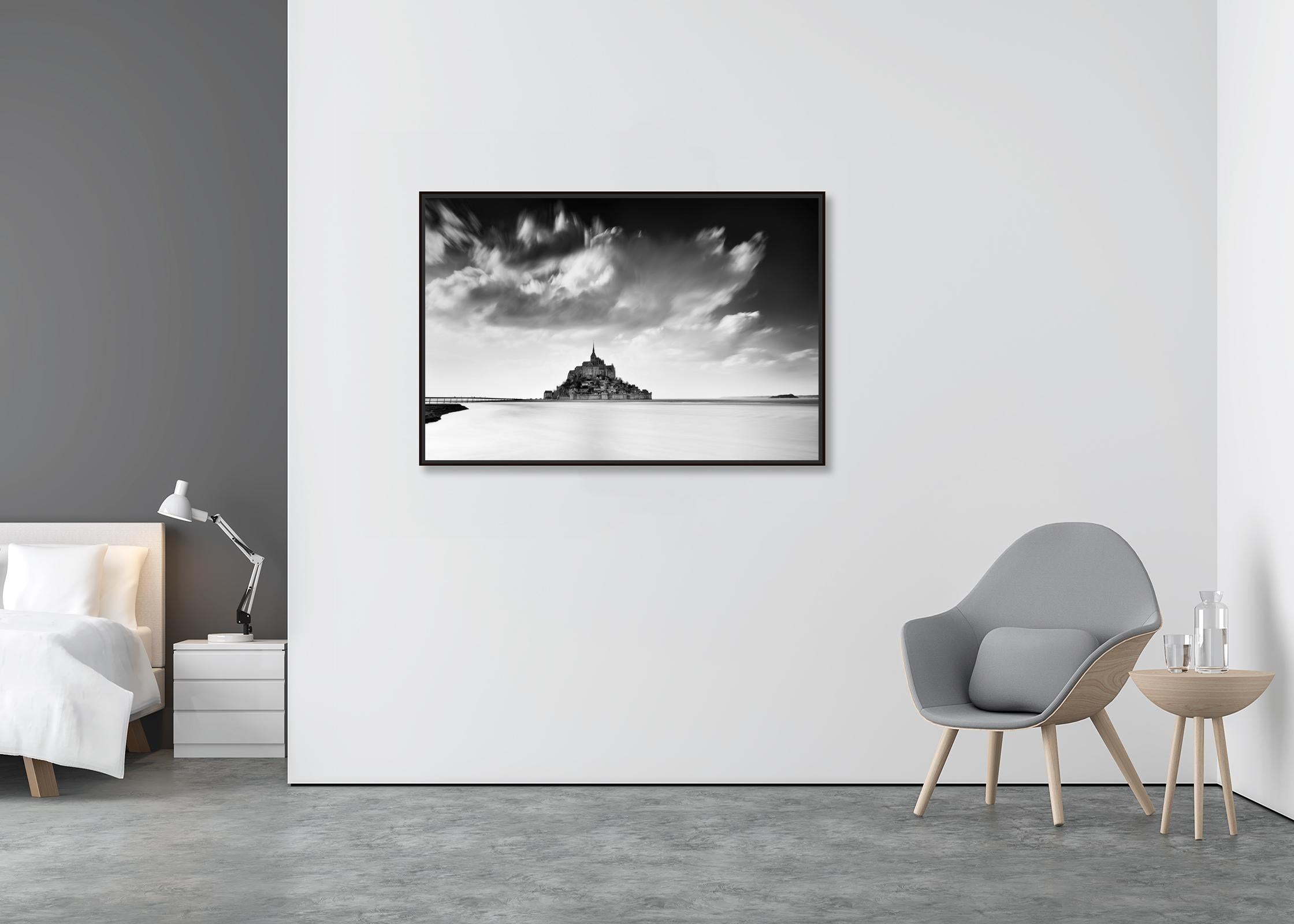 Mont Saint Michel, Abtei, schwere Wolken, Frankreich, b&w Fotodruck der bildenden Kunst (Zeitgenössisch), Photograph, von Gerald Berghammer