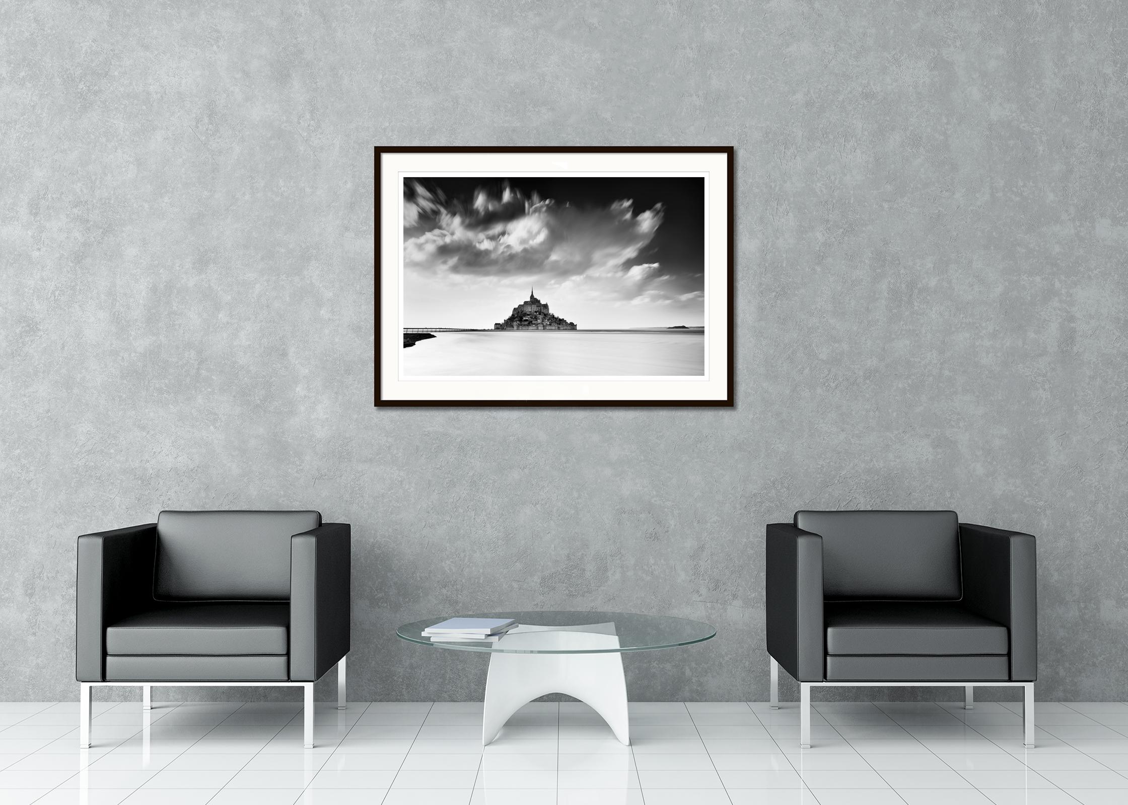 Mont Saint Michel, Abtei, schwere Wolken, Frankreich, b&w Fotodruck der bildenden Kunst im Angebot 1