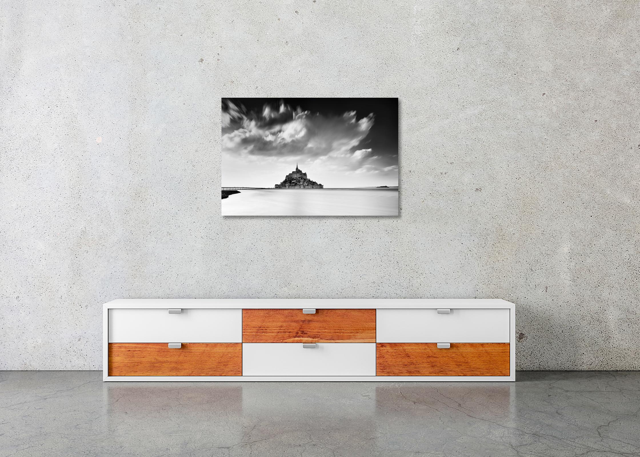Mont Saint Michel, Abtei, schwere Wolken, Frankreich, b&w Fotodruck der bildenden Kunst im Angebot 2