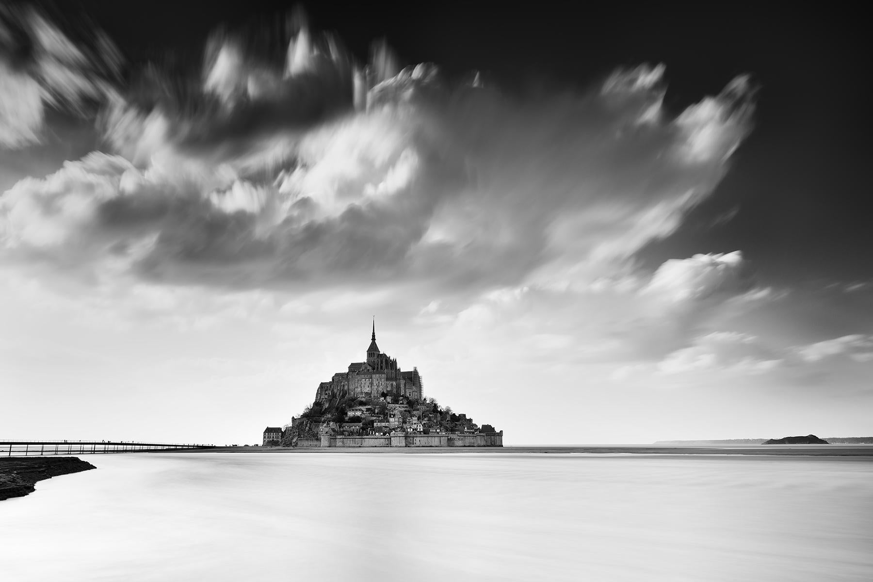 Gerald Berghammer Black and White Photograph – Mont Saint Michel, Abtei, schwere Wolken, Frankreich, b&w Fotodruck der bildenden Kunst