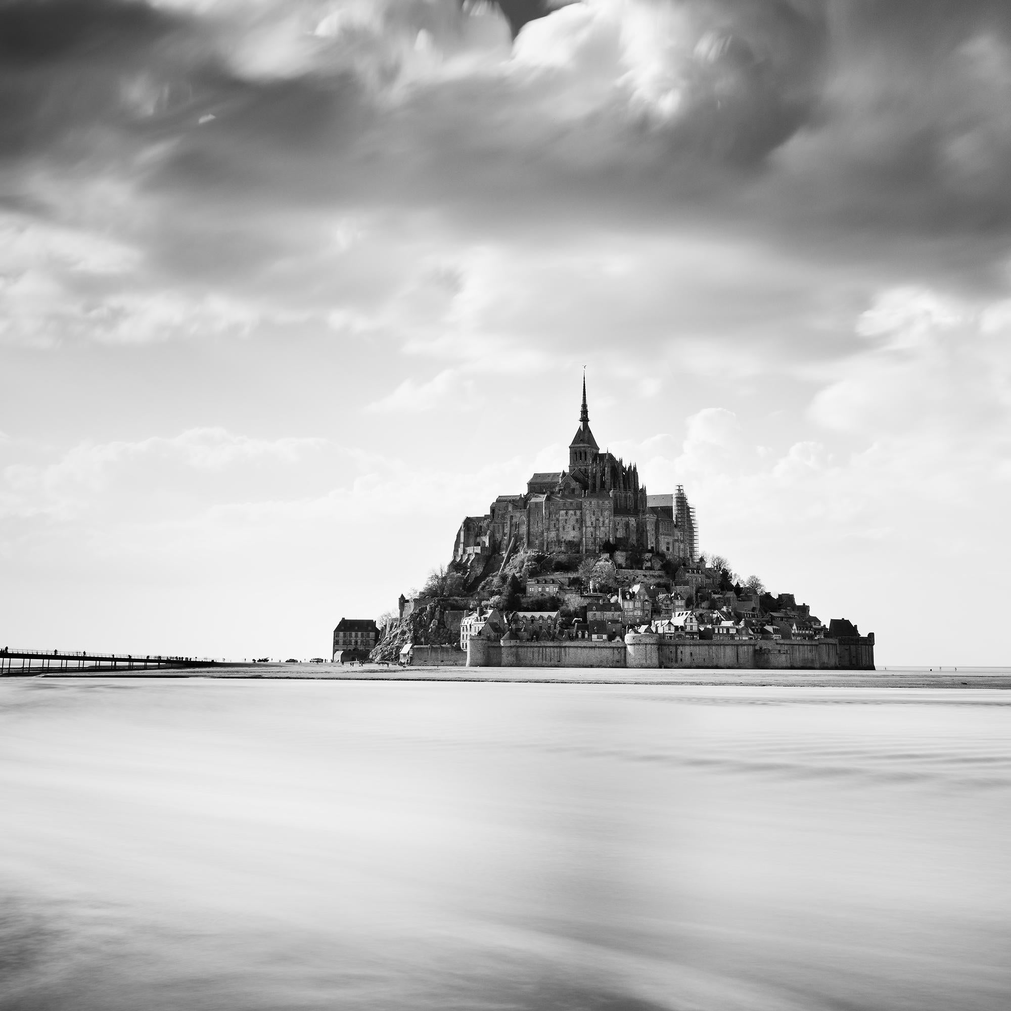 Mont Saint Michel, nuages géants, France, noir et blanc, paysage, photographie en vente 5