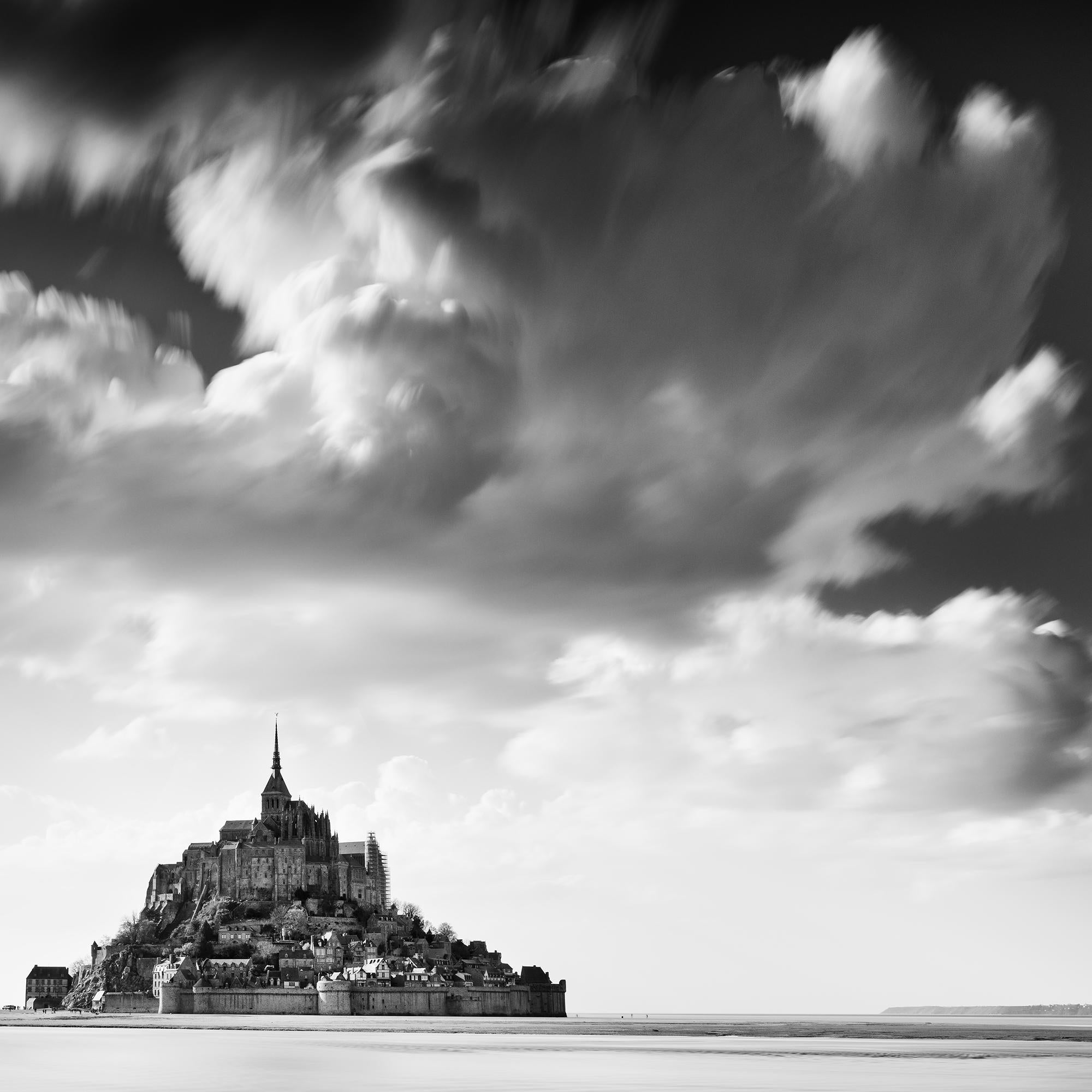 Mont Saint Michel, nuages géants, France, noir et blanc, paysage, photographie en vente 6