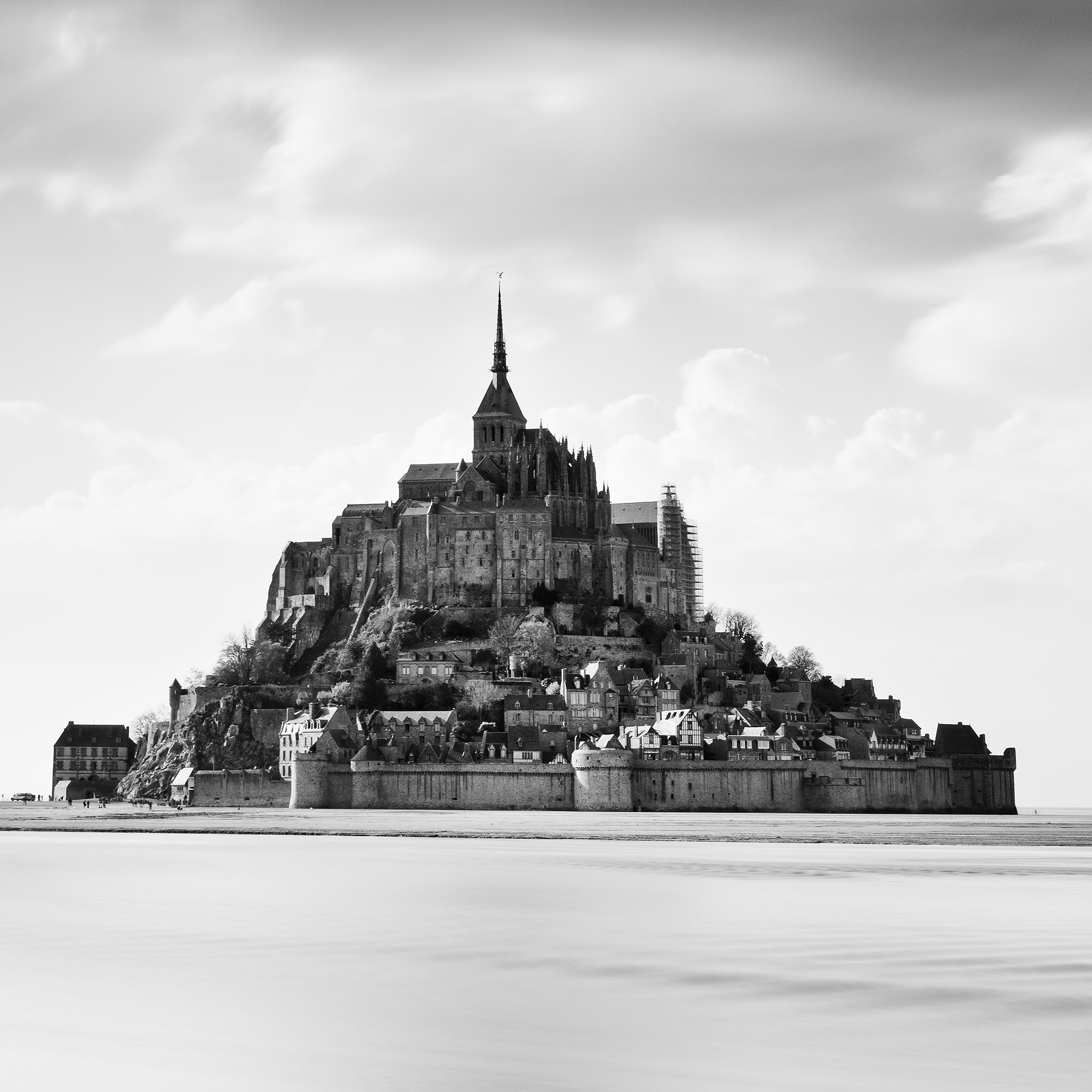 Mont Saint Michel, nuages géants, France, noir et blanc, paysage, photographie en vente 7