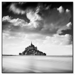 Mont-Saint-Michel, Francia - Nuvole giganti, fotografia di paesaggio in bianco e nero
